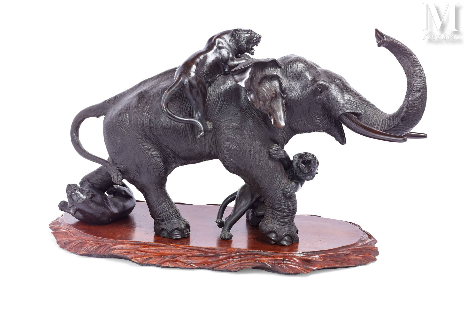 JAPON, Epoque Meiji Groupe en bronze

figurant un éléphant debout pris d'attaque&hellip;