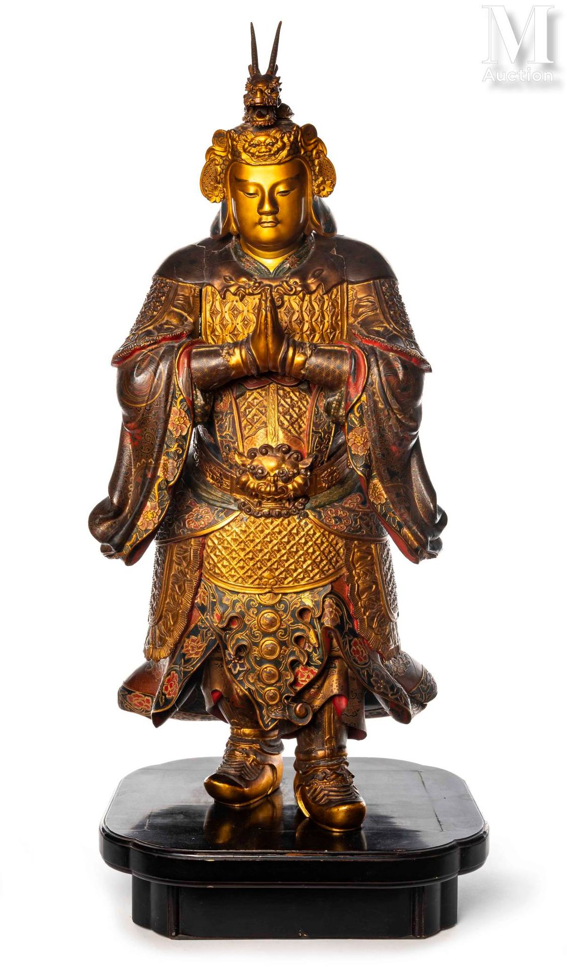 JAPON, XIXe siècle 漆器和镀金木雕

描绘的是伊达天神，他双手合十站在胸前祈祷（"gasshô-in"）。他身穿做工精细的盔甲，胸甲上装饰着一&hellip;