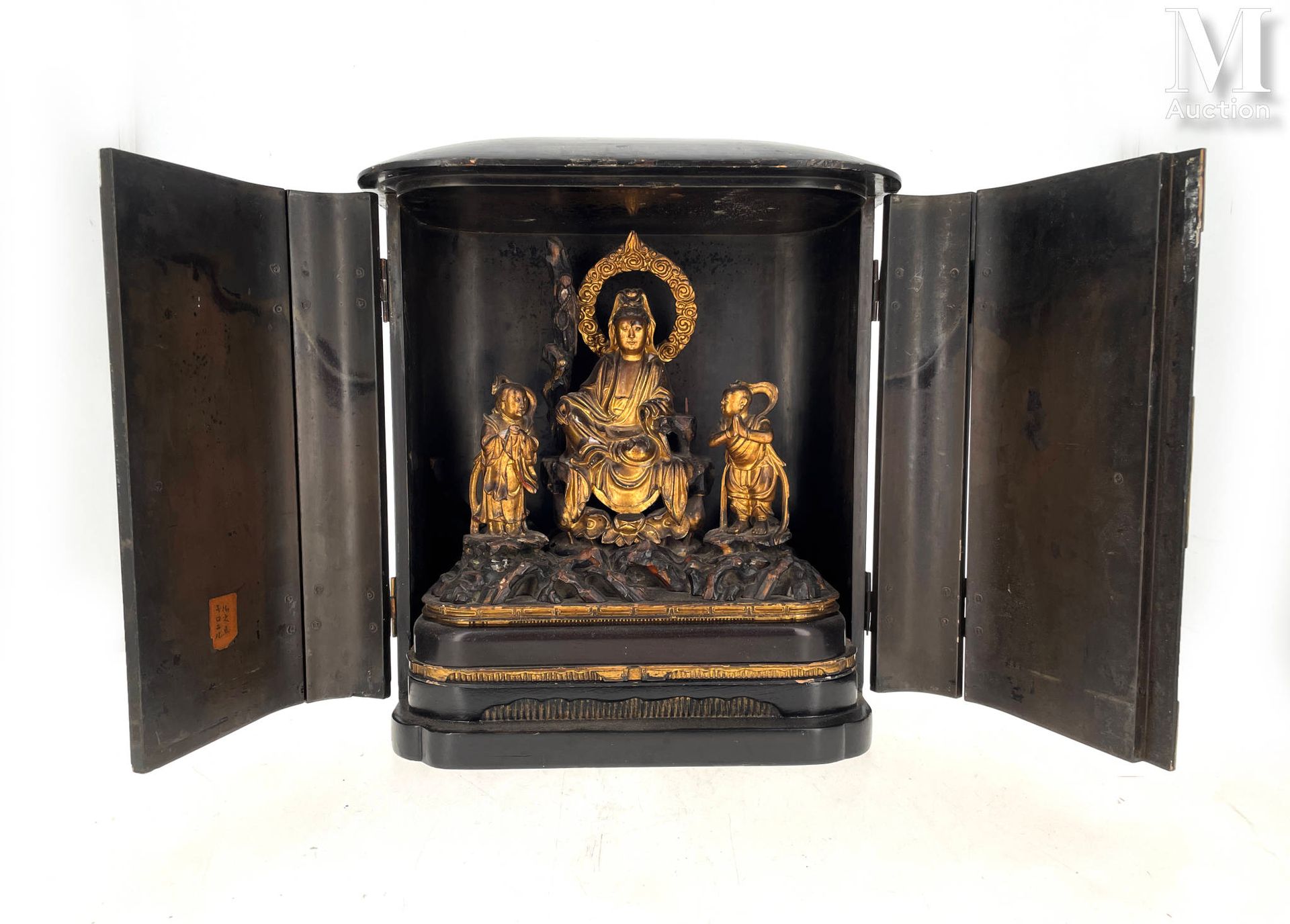 JAPON, Epoque Edo Black lacquered wood butsudan

Opening with two doors revealin&hellip;