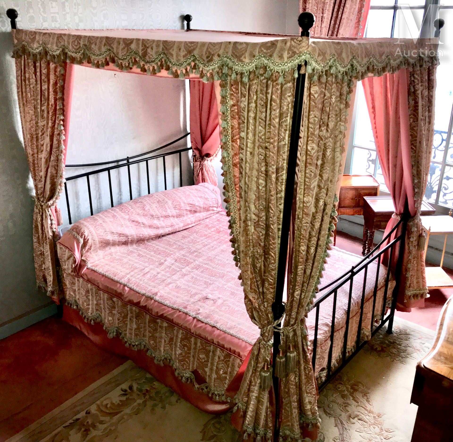 Lit de princesse 黑漆金属天幕床，带镂空栏杆，有一个大的粉色装饰和带流苏的多色装饰楣条的窗帘；带床垫。 
高：205，宽：140，深：195厘米