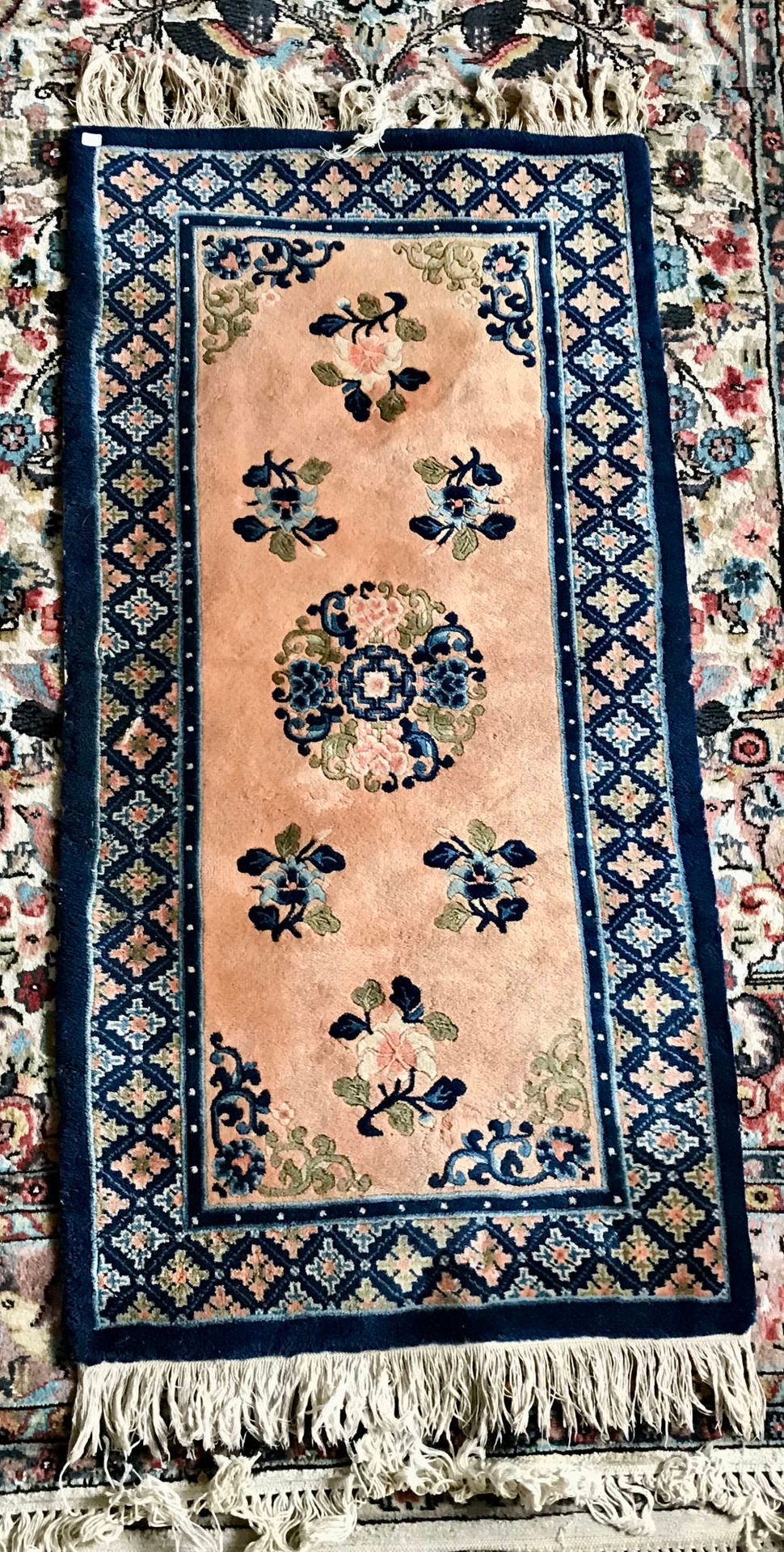 Tapis chinois en fils de laine polychromes, à décor de frises de fleurs stylisés&hellip;