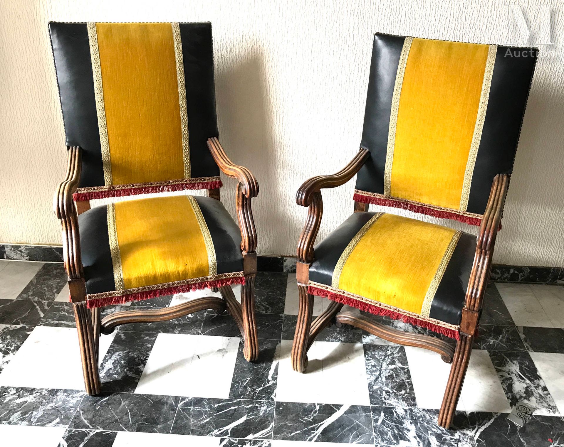 Paire de fauteuils 路易十三风格的雕刻和模制的木材。高平背，活动扶手，H型支架。黑色皮革和黄橙色天鹅绒的软垫。 
高：106，宽：54，深：5&hellip;