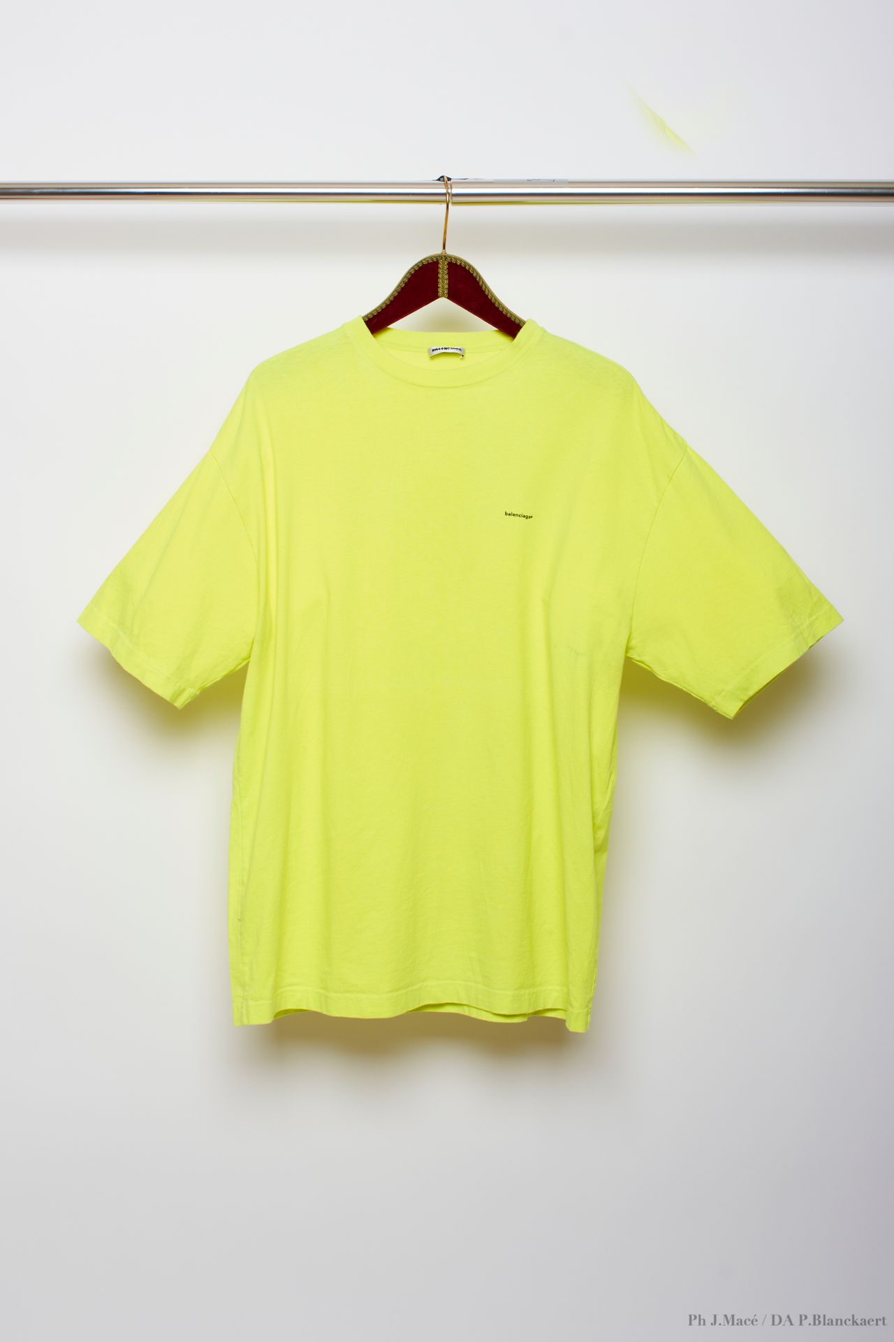 BALENCIAGA - 2018 T-SHIRT
in fluorescent yellow cotton jersey
T. XS
Staff sale (&hellip;