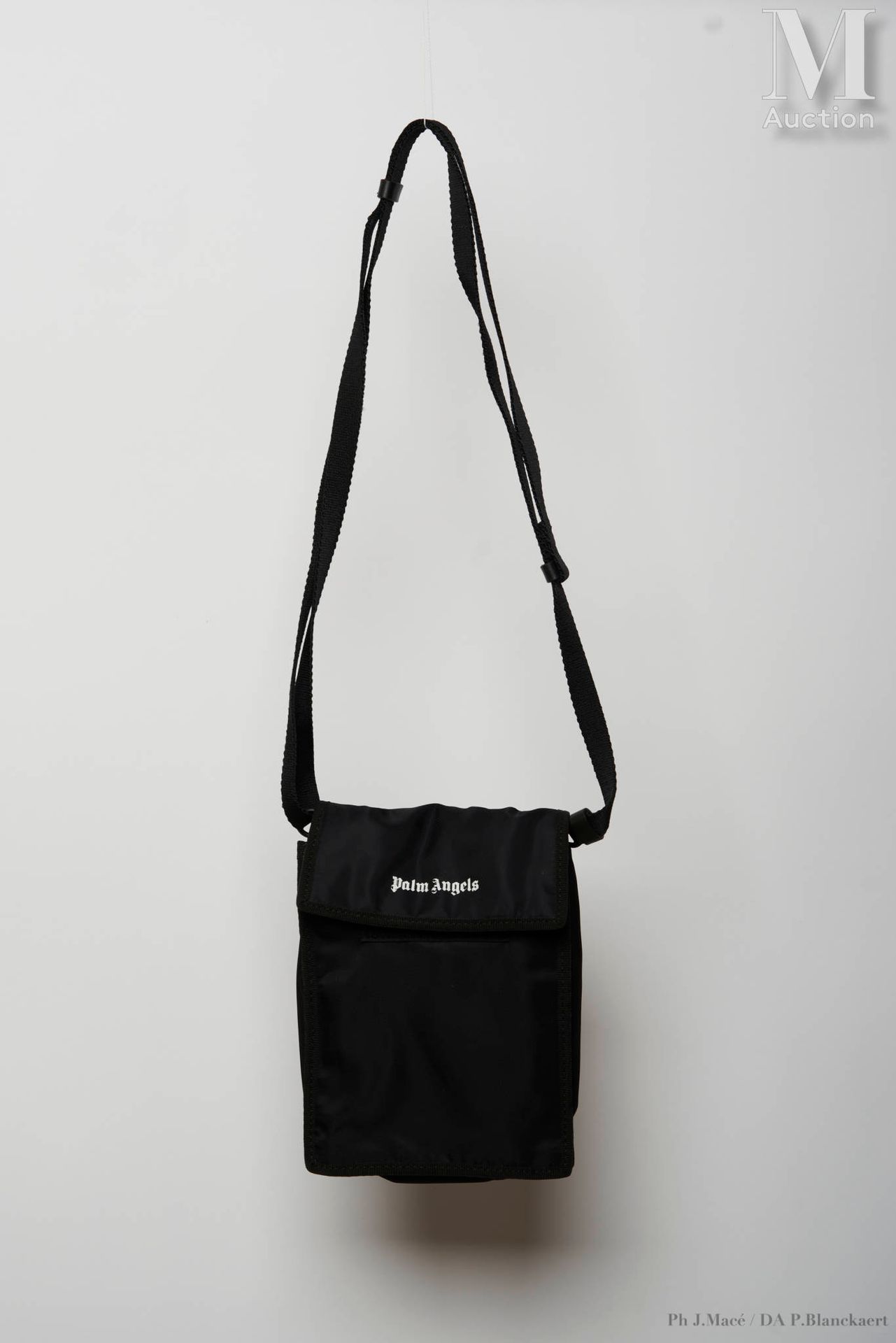 PALM ANGELS BAG
black nylon
Approx. 19.5 x 15 x 5 cm
Original Dustbag
Brand new &hellip;