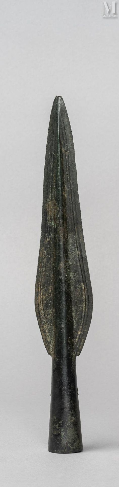Pointe de lance à douille Bronze with smooth dark green patina.
France, Bronze F&hellip;