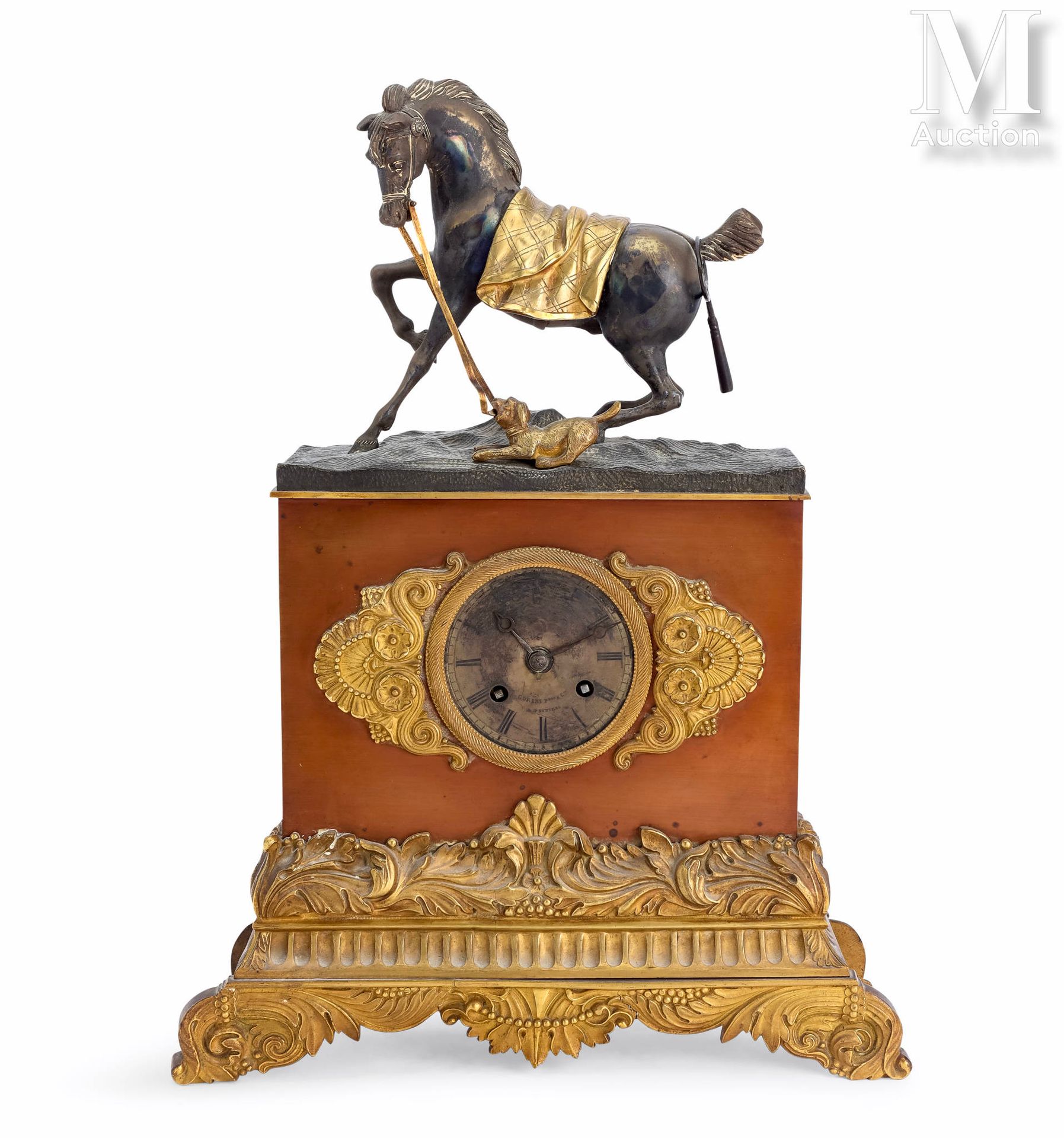 Pendule en bronze ciselé doré et triple patine, surmontée d’un cheval dérangé pa&hellip;