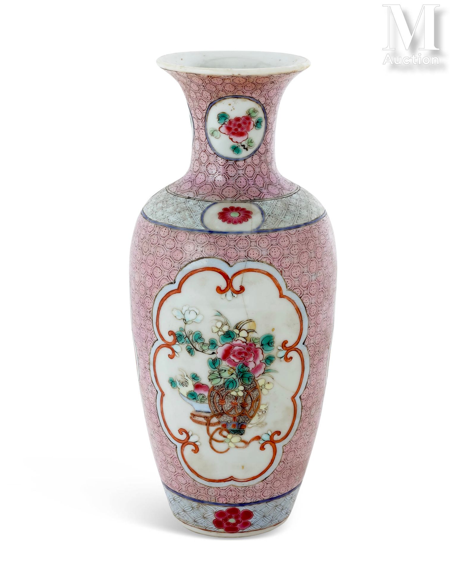 CHINE Petit vase balustre en porcelaine à fond rose et bleu à décor polychrome g&hellip;