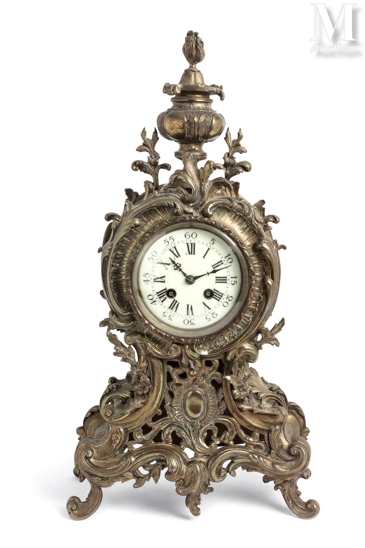 Pendule en bronze ciselé et doré de style Louis XV, à large décor de feuillages &hellip;