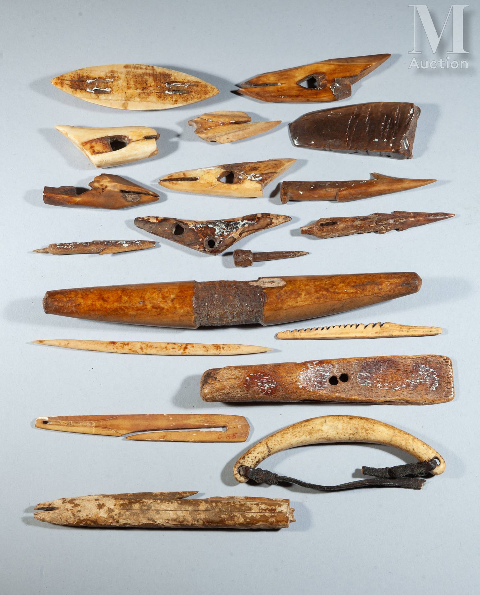 Bel ensemble de pointes de harpon, grattoires et outils divers de chasse. Ivoire&hellip;