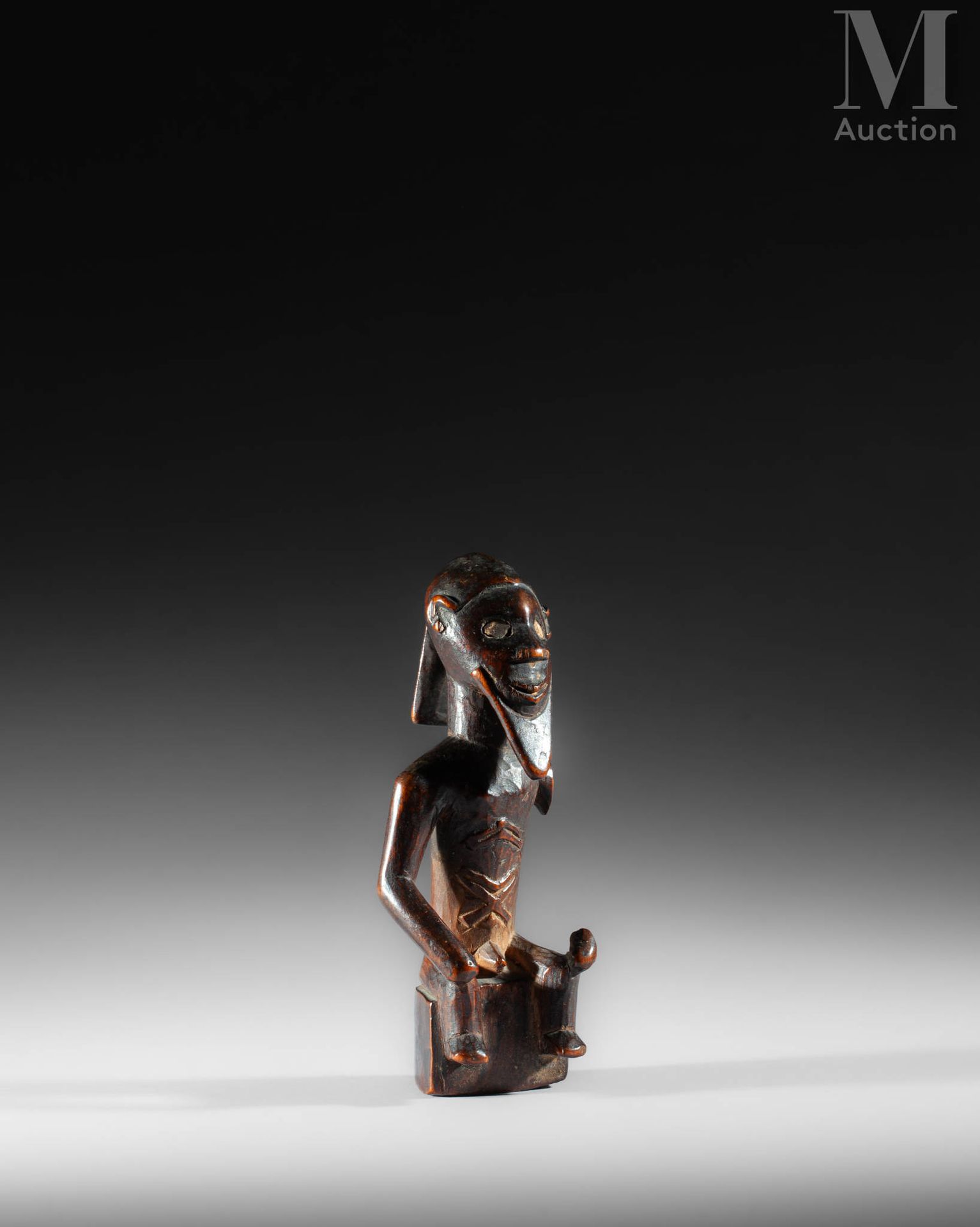 Statuette représentant un personnage masculin assis sur son trône, le ventre orn&hellip;