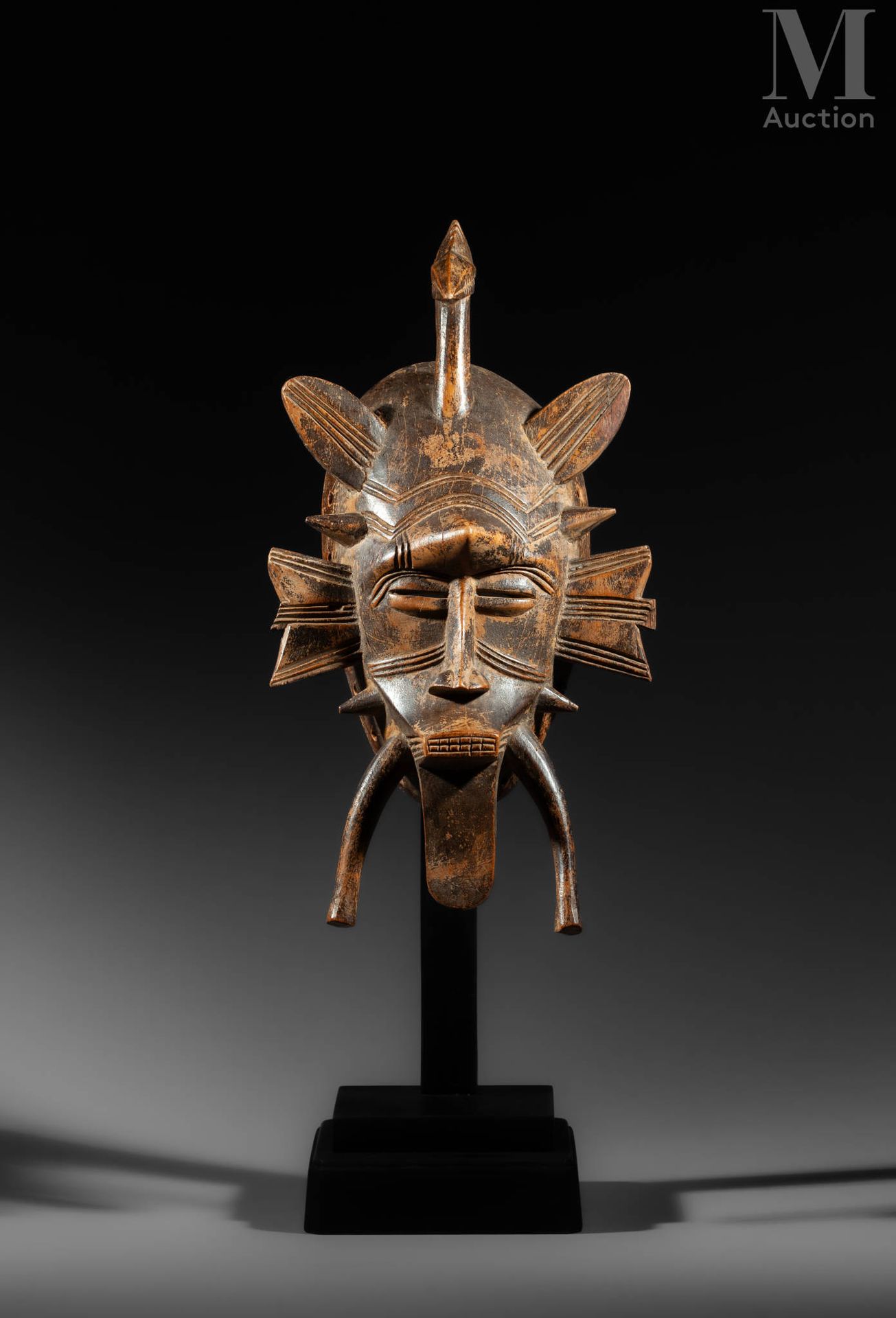 Masque Kpélié présentant un visage arborant les attributs de plusieurs animaux d&hellip;