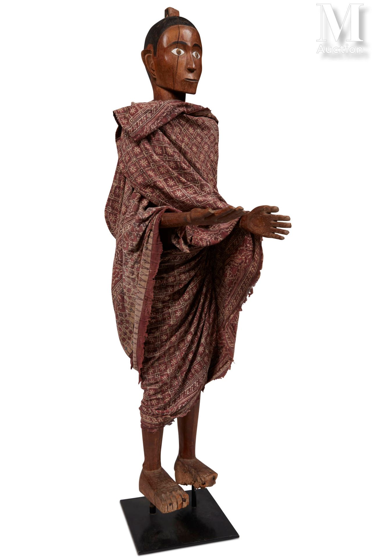 Statue Tau-Tau Elle présente un ancêtre debout vêtu d'un grand sarong, les bras &hellip;