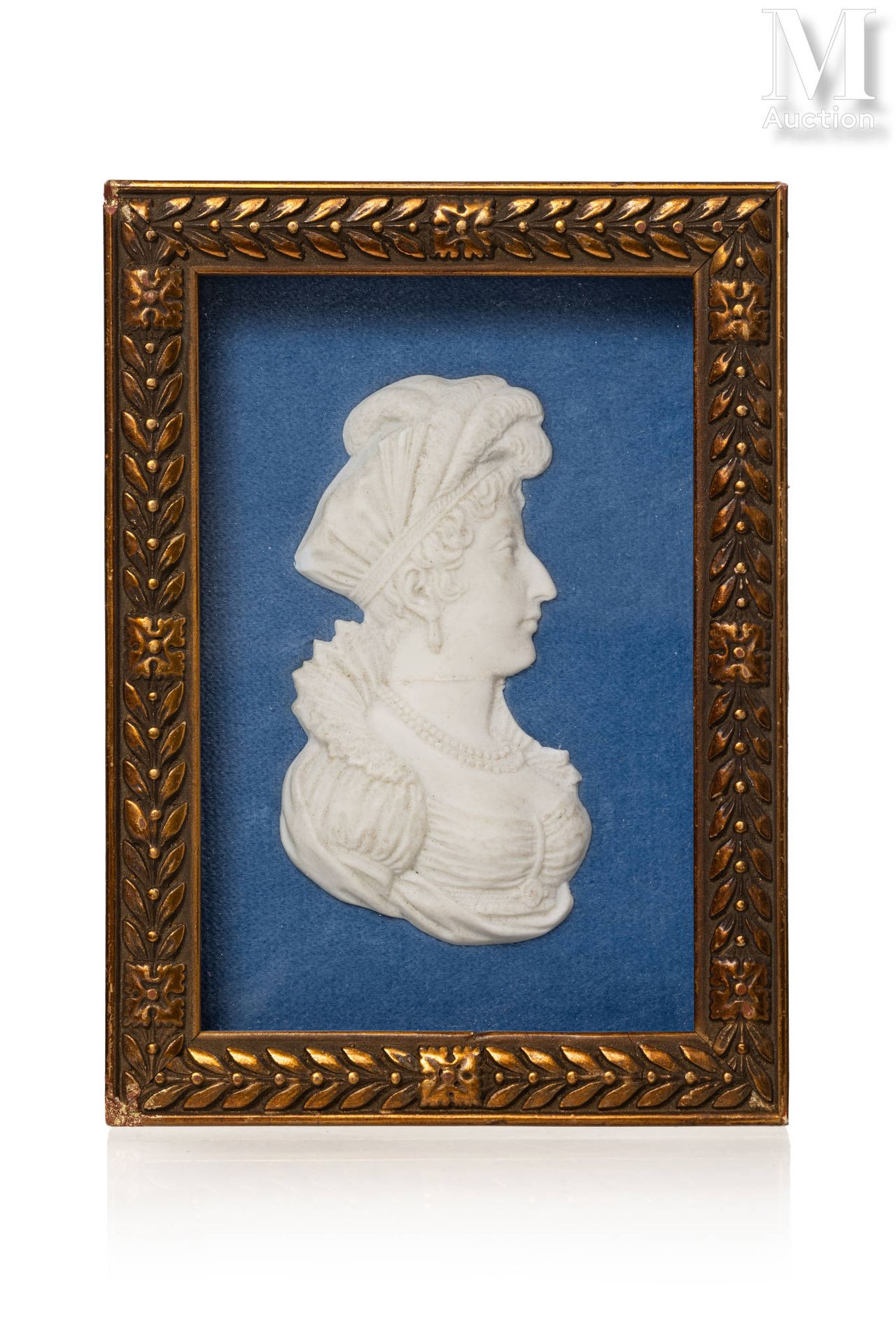 MARIE-THÉRÈSE DE FRANCE (1778-1851) 路易十六和玛丽-安托瓦内特之女昂古莱姆公爵夫人的硬质瓷坯，贴在蓝色天鹅绒背景上。颈部的水&hellip;