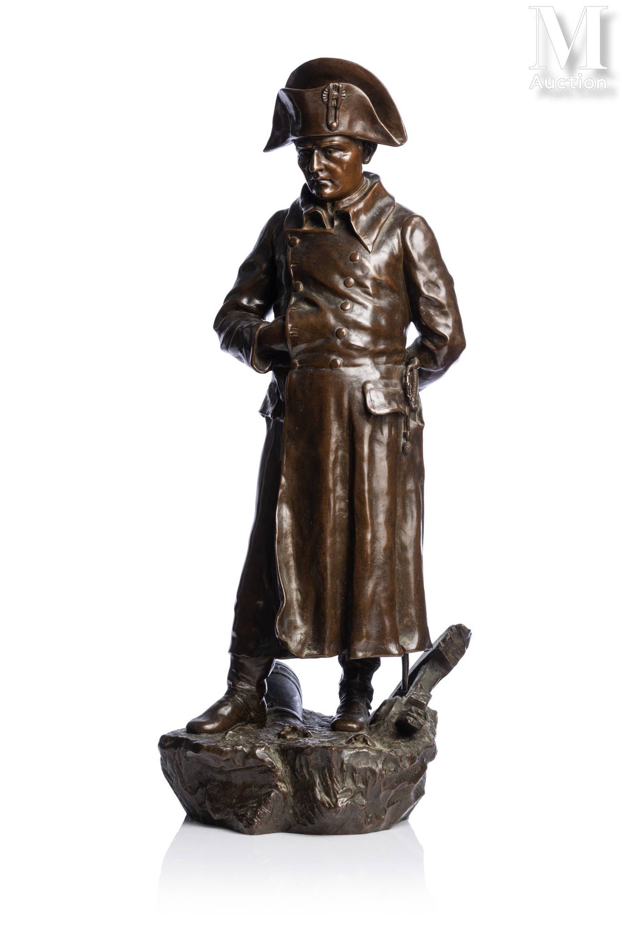 Amédée CHARRON (1837-?) 这是一件重要的青铜雕塑，带有棕色的铜锈，描绘的是拿破仑一世皇帝站立着，头戴圆顶硬边帽，右手插在大衣中。 他的脚下&hellip;