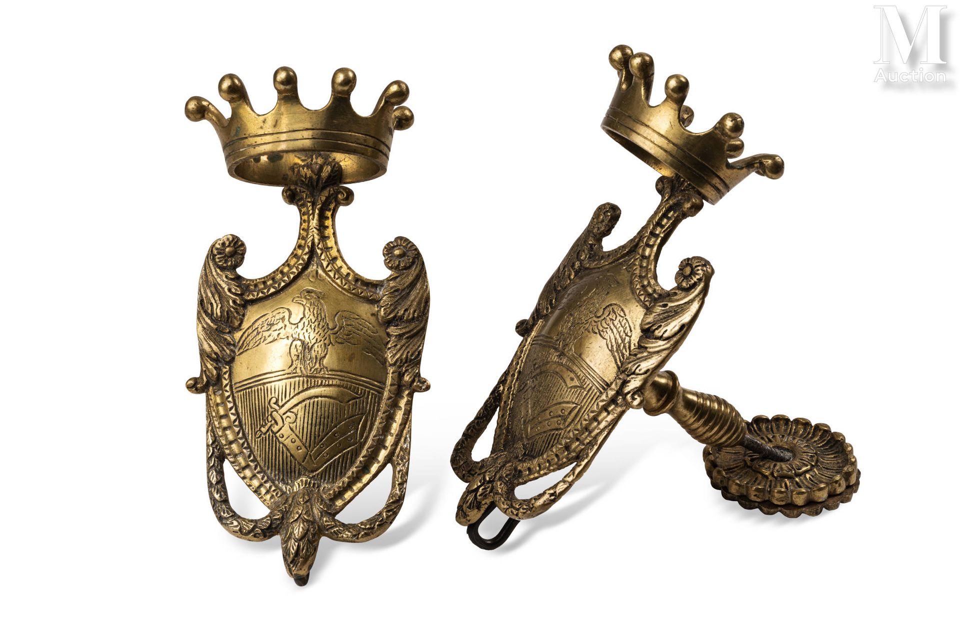 Paire d’embrases de rideaux en bronze doré, gravées d’armoiries sous couronne co&hellip;