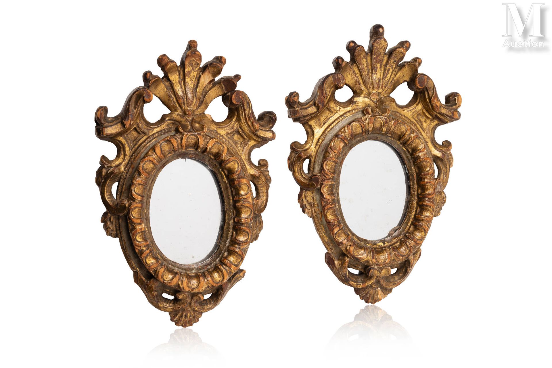 Paire de petits miroirs ovales, dans leurs cadres en bois et stuc doré de style &hellip;