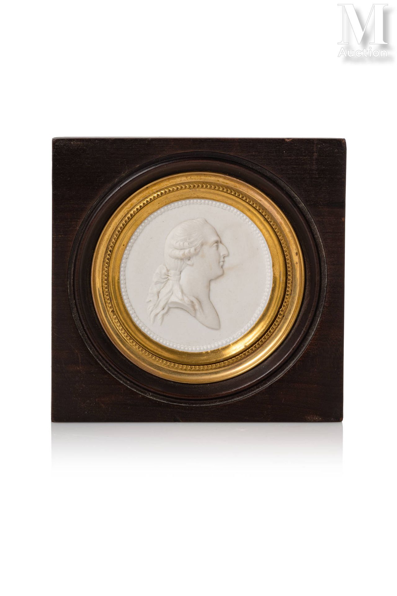 LOUIS XVI, ROI DE FRANCE (1754-1793) Rare médaillon en biscuit de porcelaine ten&hellip;