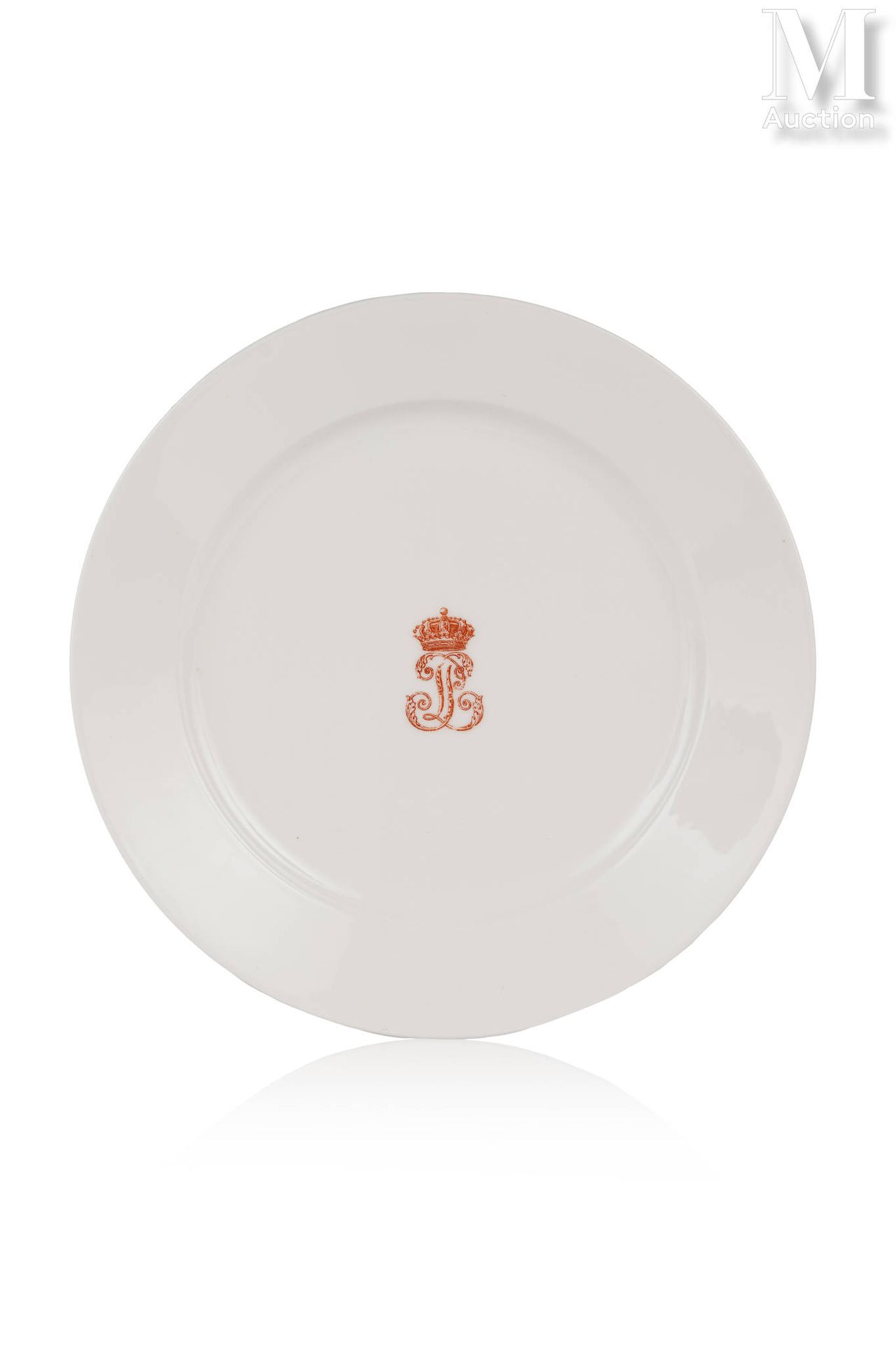 SÈVRES Assiette calibrée en porcelaine, à décor central du chiffre rouge du roi &hellip;