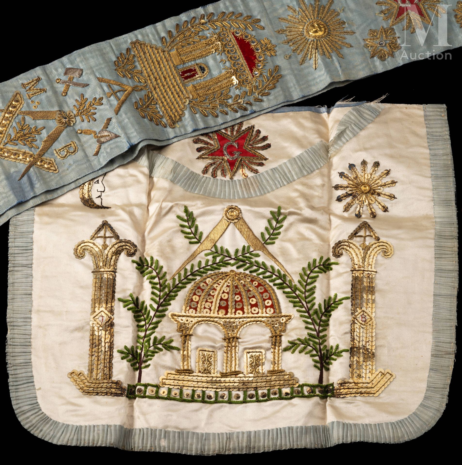 FRANC-MAÇONNERIE Lot comprenant un grand cordon ou ruban écharpe en soie moirée &hellip;