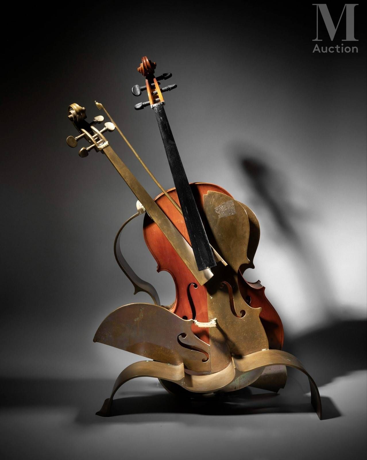 *ARMAN (1928-2005) 侧面，1993 年

青铜和大提琴剪纸，雕塑已签名，限量 8+4EA
113 x 70 x 26 厘米

出处 ：
瑞士私&hellip;