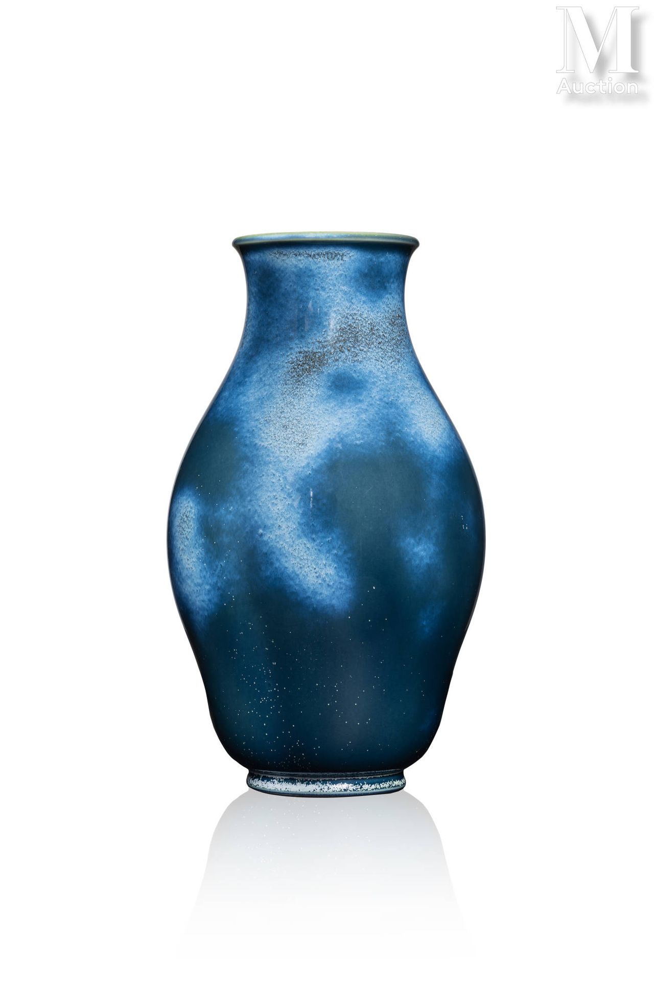 Manufacture Nationale de Sèvres Vase de forme balustre en porcelaine émaillée bl&hellip;