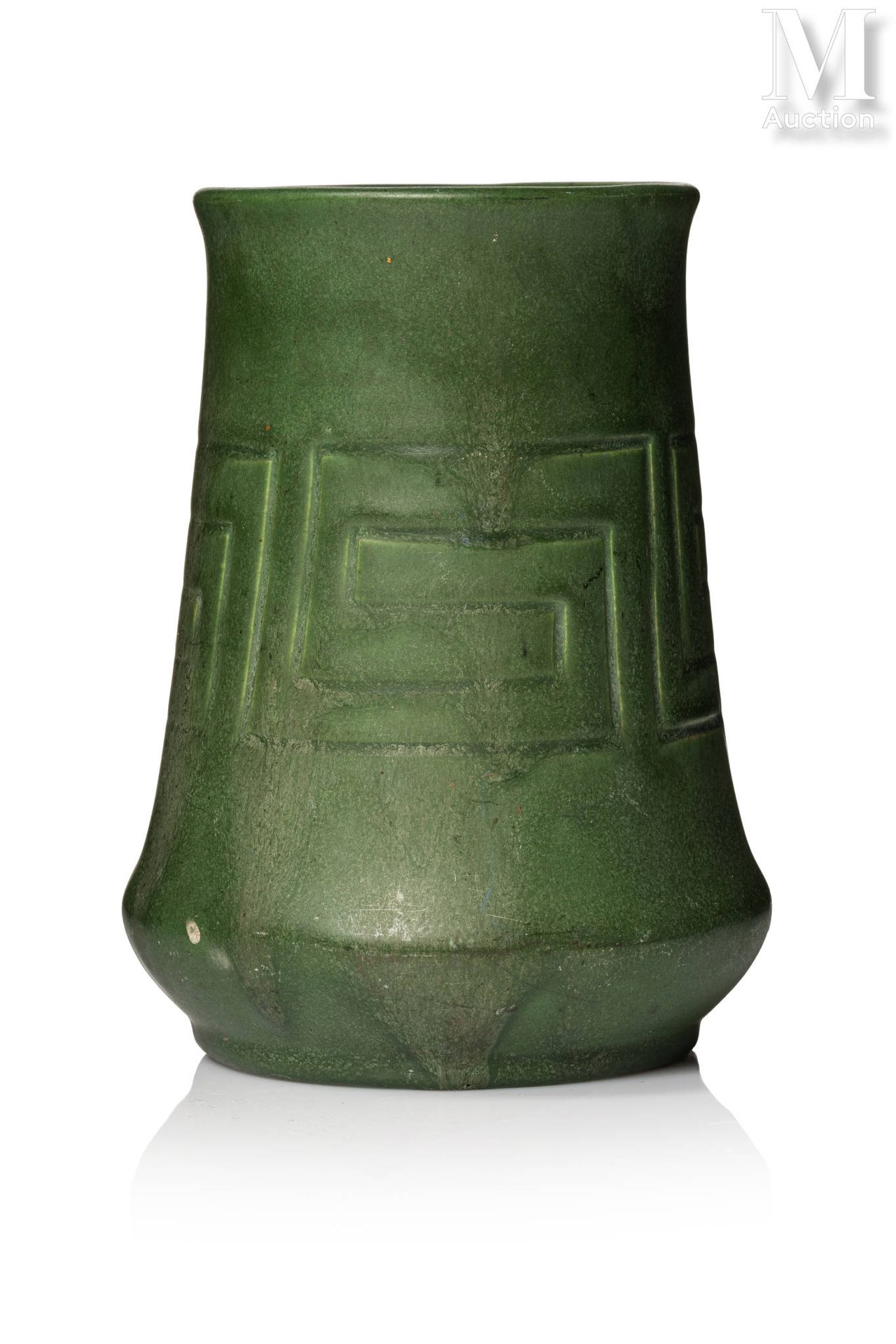 OWENS USA Vase en grès émaillé vert mat à décor en creux d'une frise grecque.
Ma&hellip;