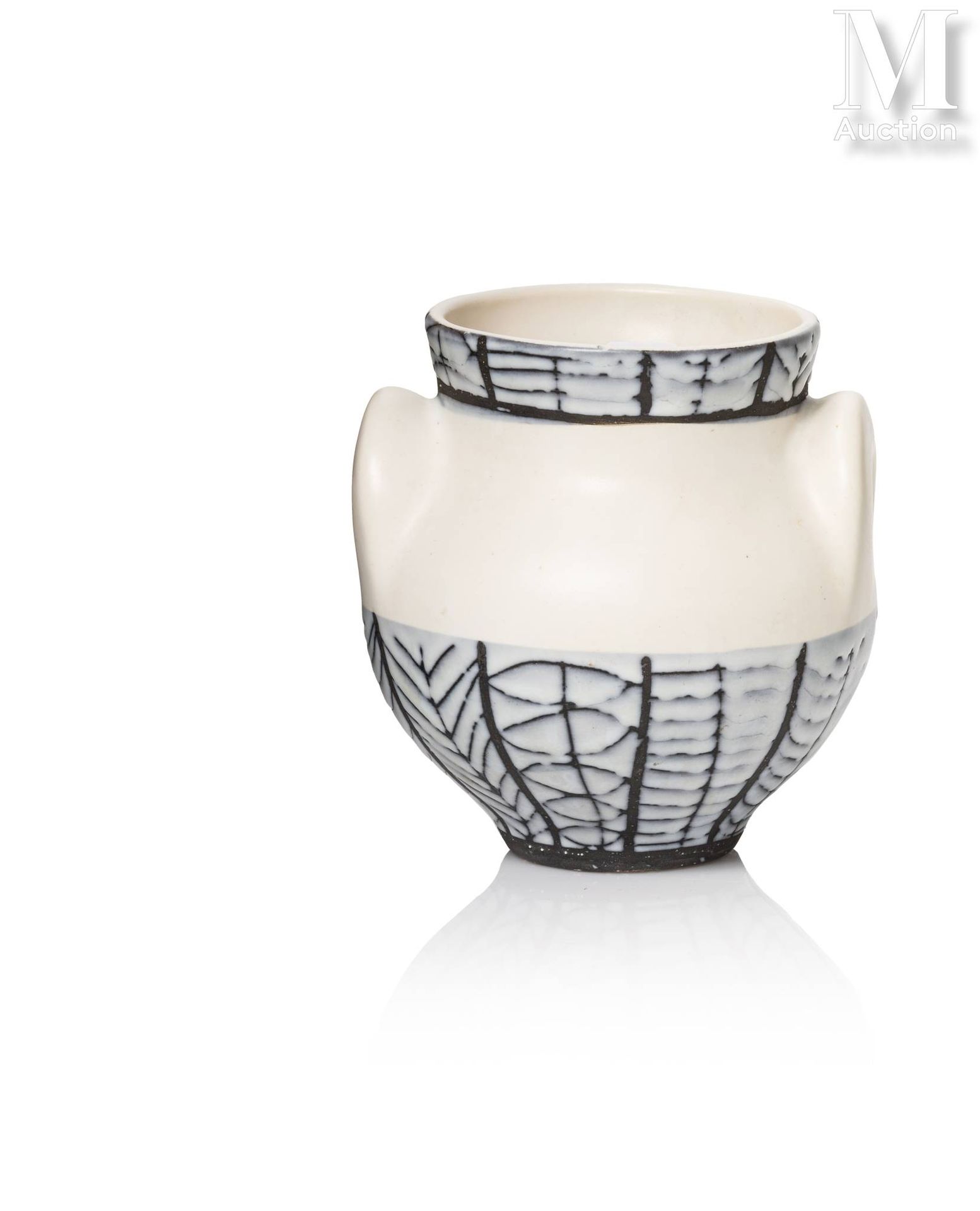 Roger CAPRON (1922 - 2006) Vase à deux anses en céramique à couverte blanche. 
D&hellip;