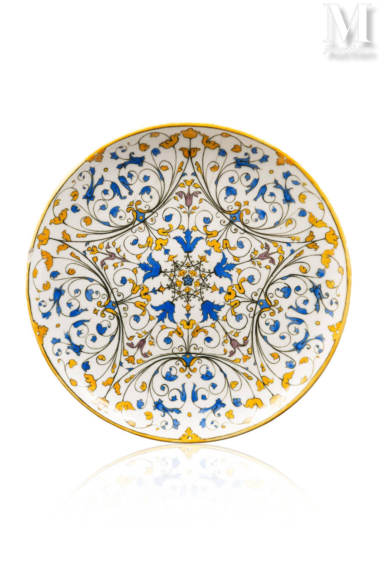 Theodore DECK (1823 - 1891) 白釉陶盘，饰有蓝色和黄色花卉图案。
背面有签名和献词。
长：30 厘米
（发） 

泰奥多尔-德克（Th&hellip;