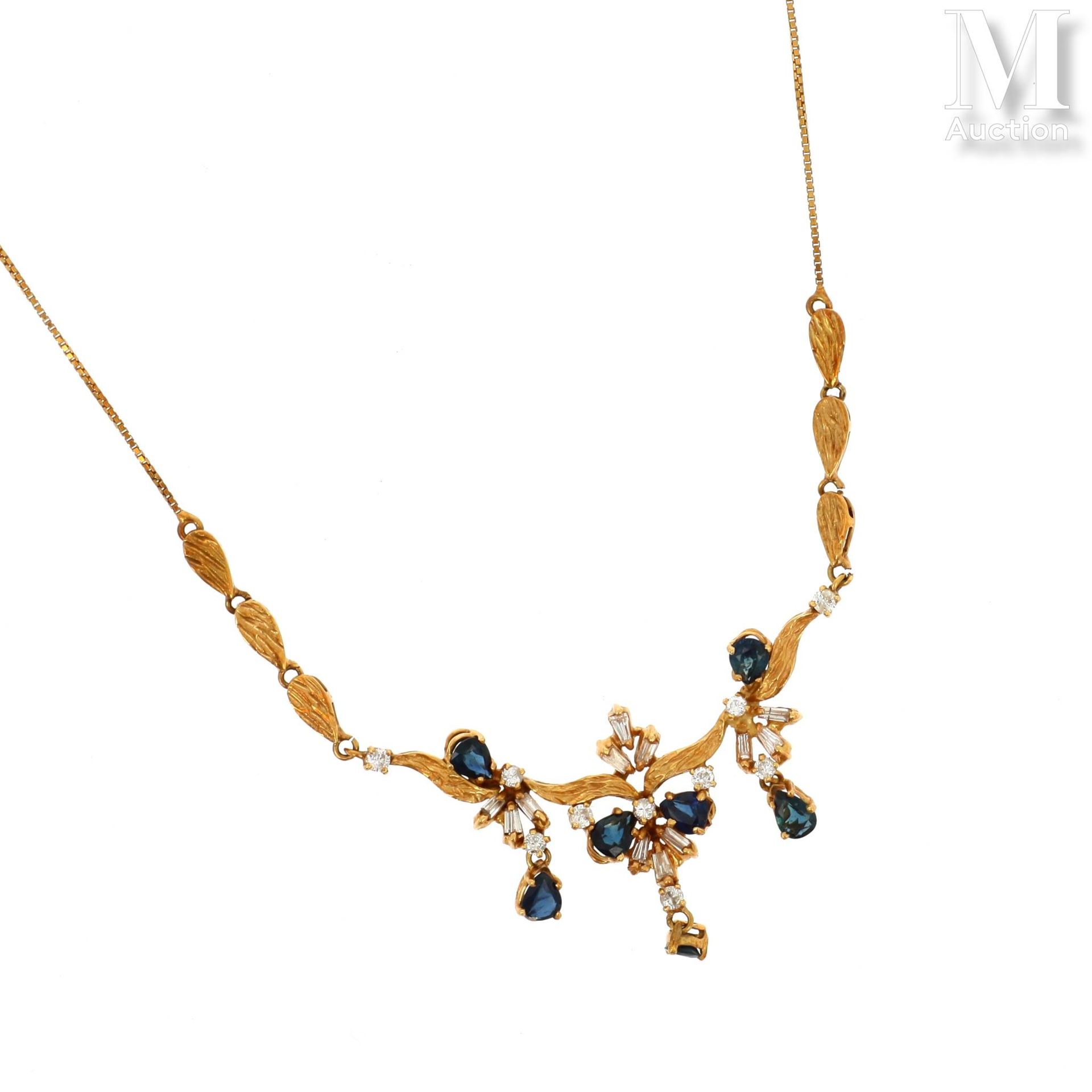 Collier draperie saphirs diamants 18K（750°/°）黄金垂坠项链，镶嵌梨形切割蓝宝石和爪镶明亮式切割钻石、长方形钻石和梯形&hellip;