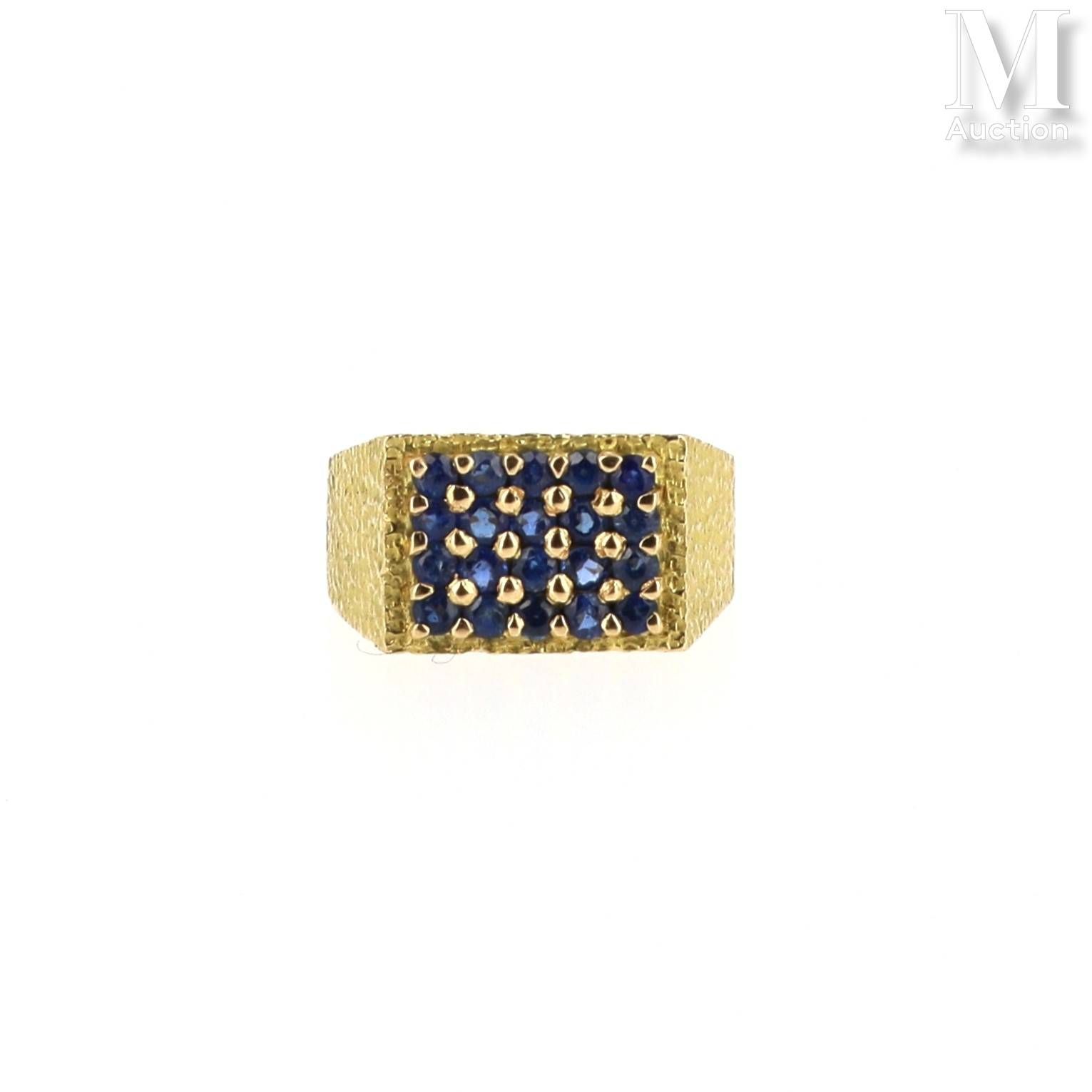 Bague saphirs 18K （750°/°°）黄金戒指，镶嵌众多小蓝宝石，形成一个长方形，黄金底座部分有纹理。
总重：6.6 克。
总重：6.6 克。
&hellip;