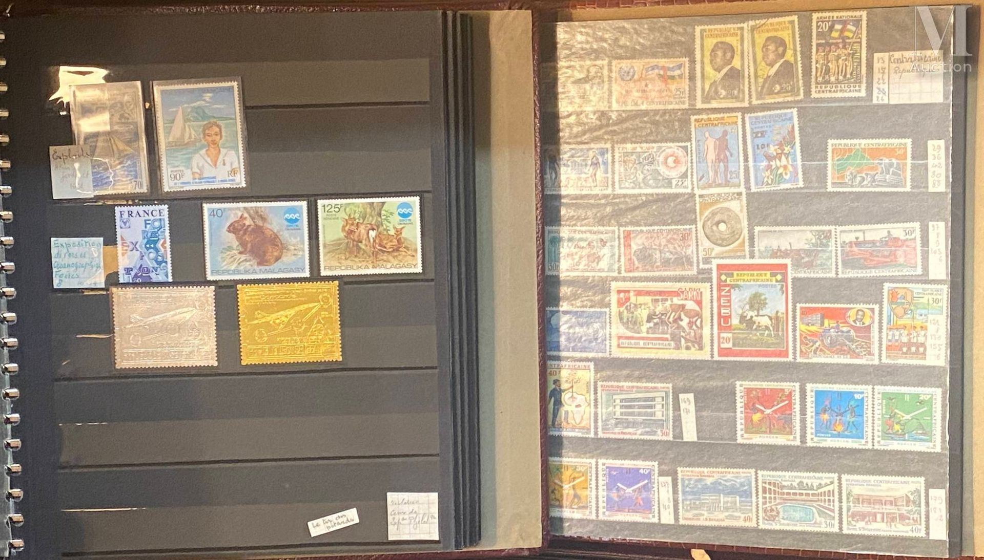 VRAC 2 cartons de timbres colonies et France en 15 albums