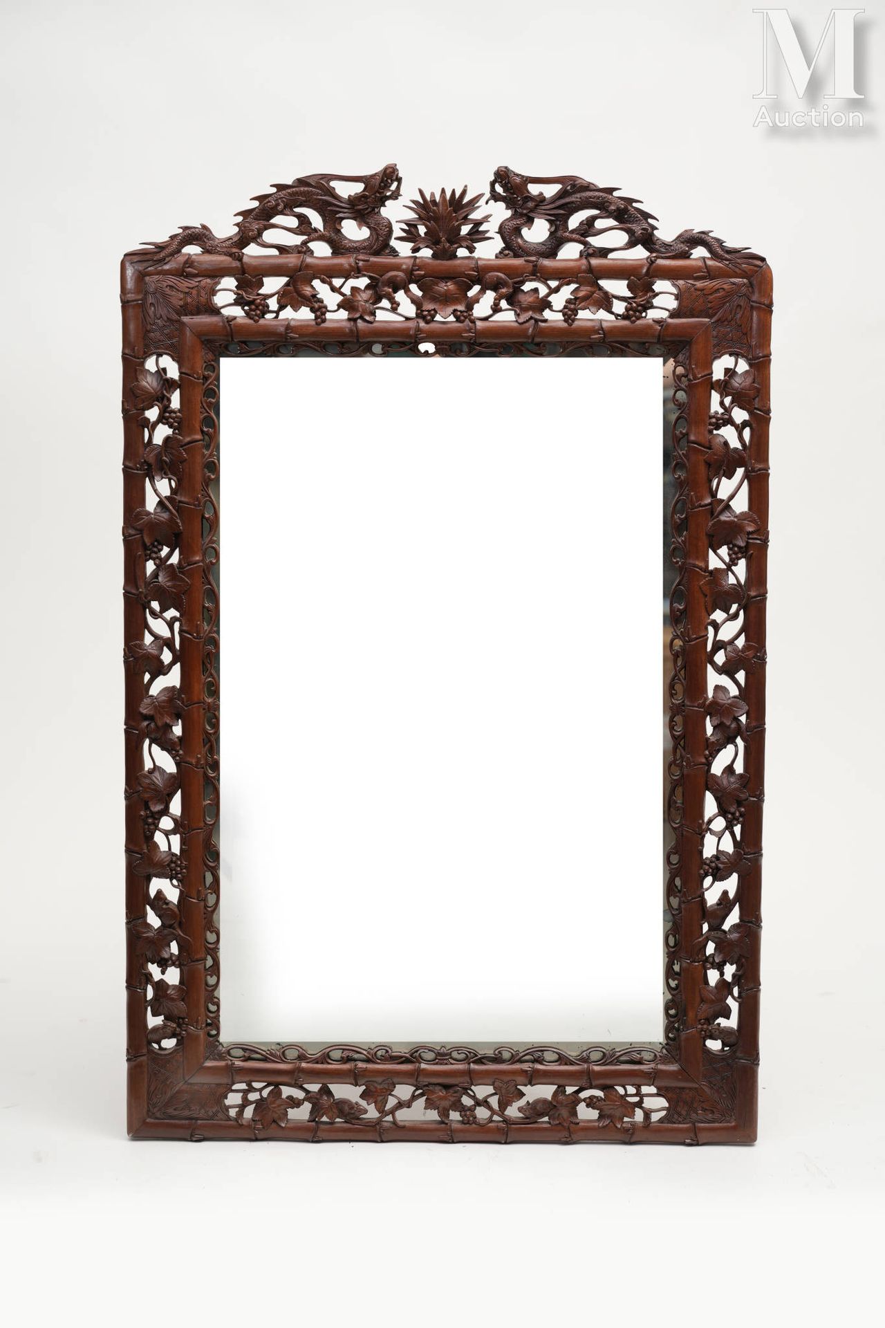Ⓗ INDOCHINE, XXe siècle Spiegelrahmen aus sorgfältig geschnitztem Holz
eines dur&hellip;