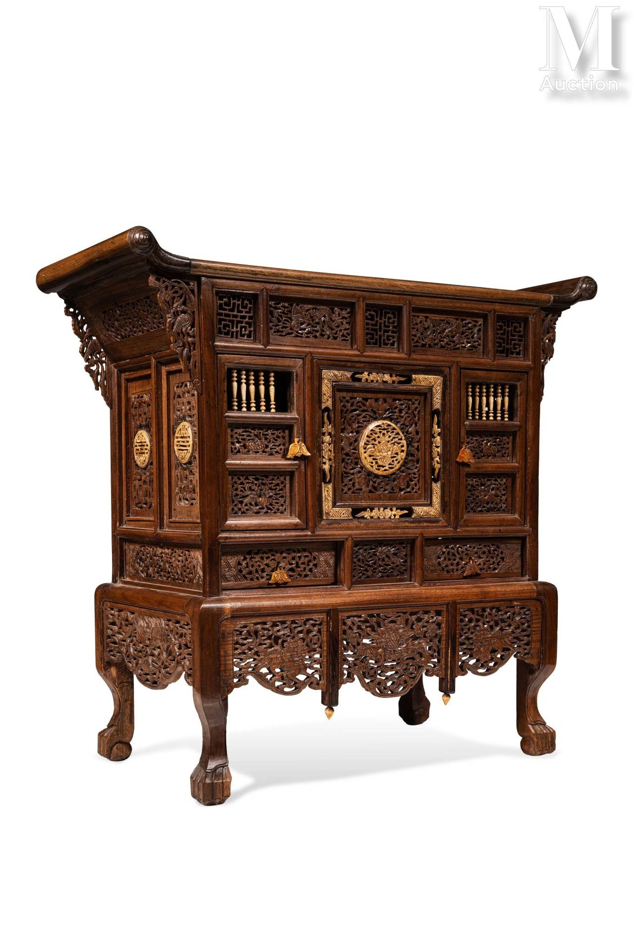 Ⓟ VIETNAM, fin du XIXe siècle Kabinett aus exotischem Holz
Viereckige Form, auf &hellip;