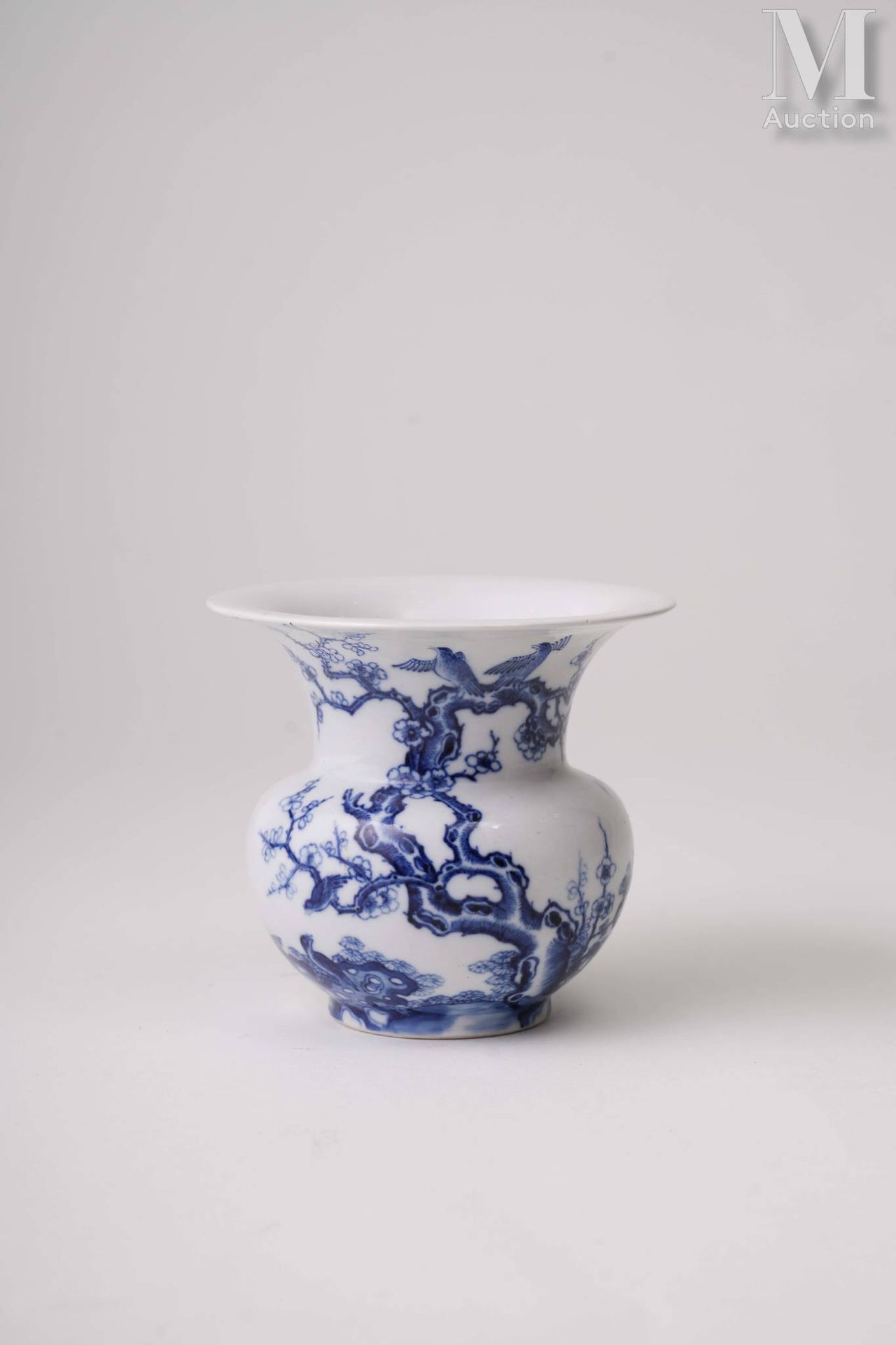 Ⓗ VIETNAM, XIXe siècle Vase en porcelaine "Bleu de Hué"
agrémenté d'un côté d'un&hellip;