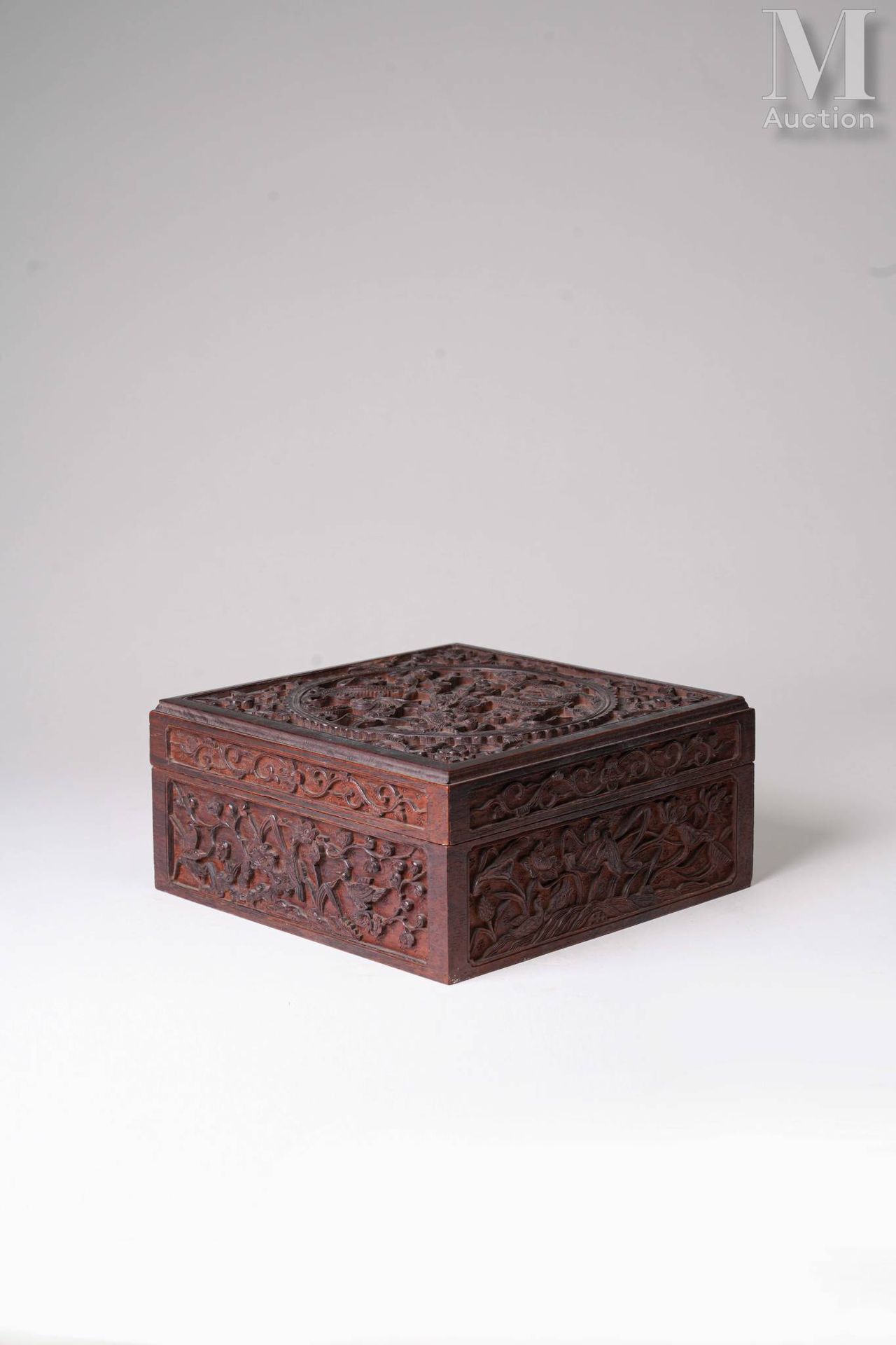 Ⓗ INDOCHINE, XXe siècle Boîte en bois Huanghuali
avec un couvercle représentant &hellip;