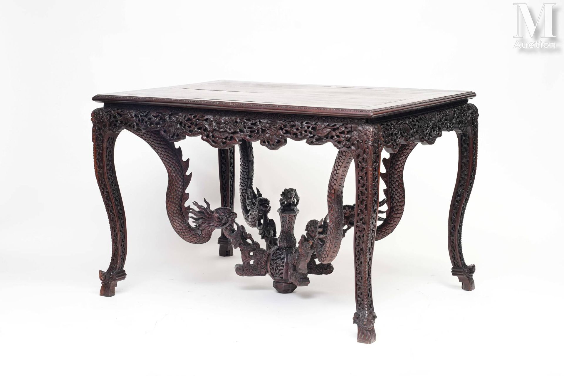 Ⓗ INDOCHINE, XXe siècle Rechteckiger Tisch aus geschnitztem Holz
mit heiligen Ti&hellip;