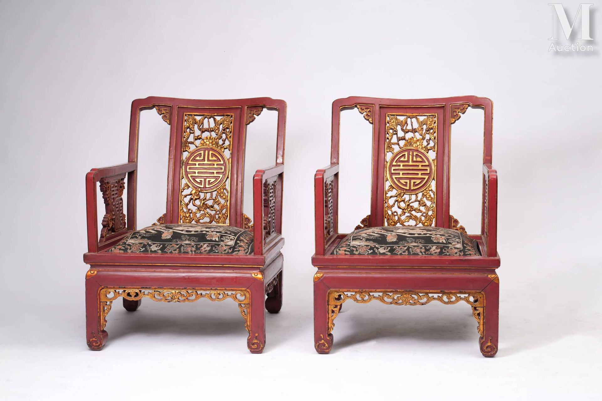 Ⓗ INDOCHINE, XXe siècle Vier rot und gold lackierte Sessel.
Die Rückenlehne des &hellip;