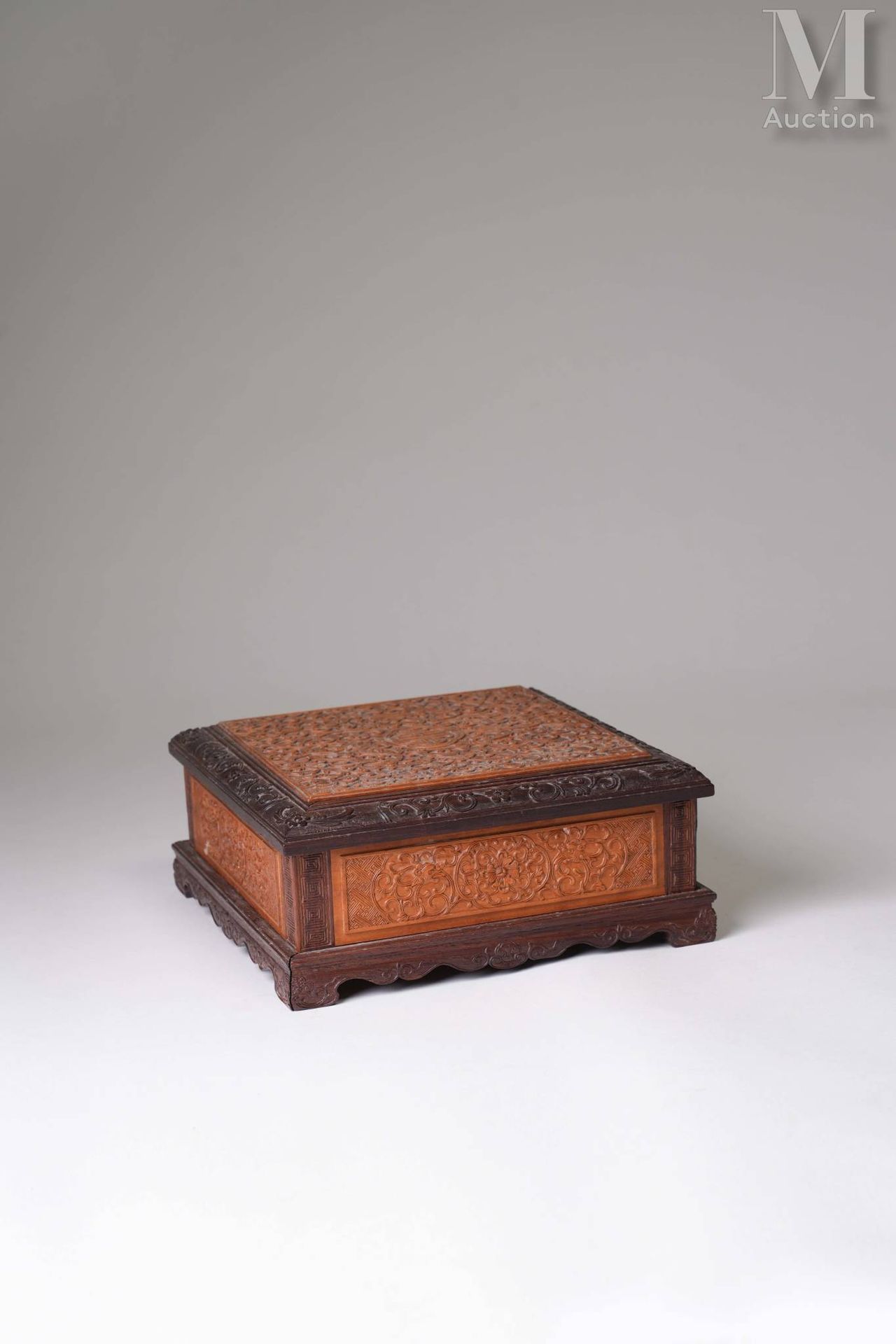 Ⓗ INDOCHINE, XXe siècle Holzkiste Huanghuali
mit geschnitztem Deckel mit einem "&hellip;