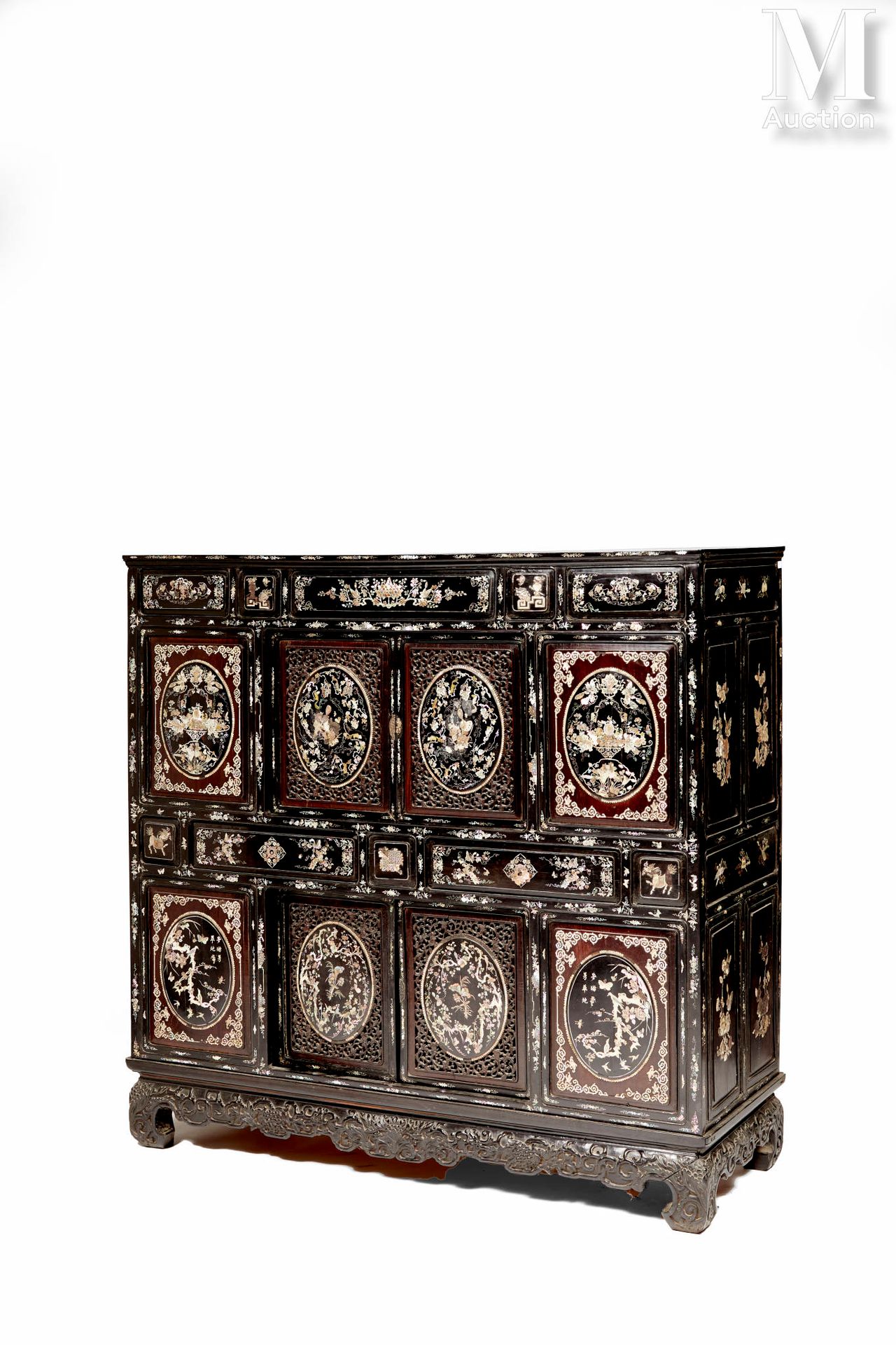 Ⓟ VIETNAM, XIXe siècle Grand meuble buffet
En bois exotique noirci et incrustati&hellip;