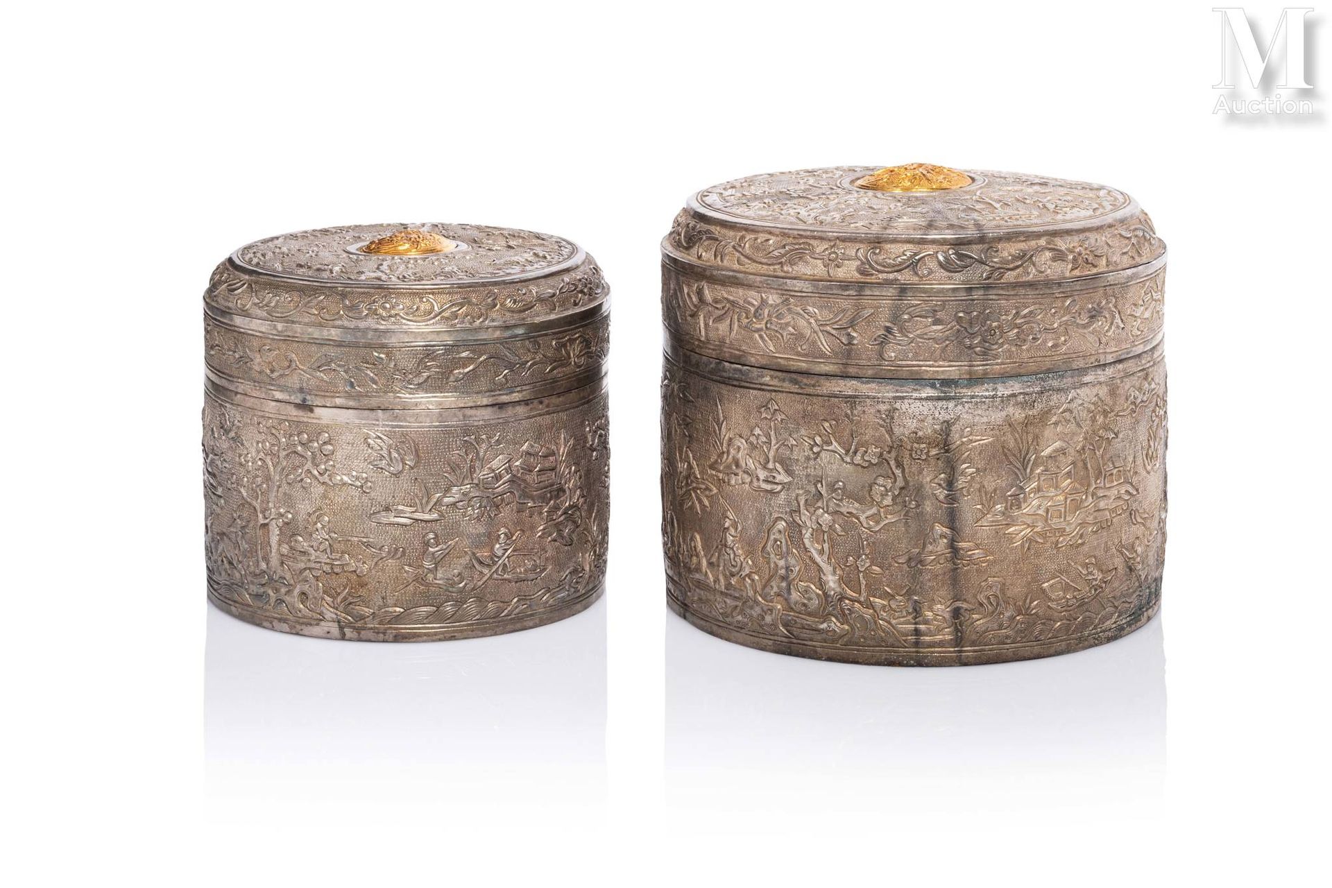 Ⓟ VIETNAM, XIXe siècle Set aus zwei Beteldosen aus Silber.
Kreisförmig, mit bear&hellip;