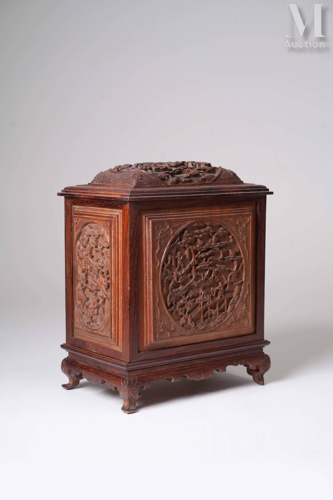 Ⓗ INDOCHINE, XXe siècle Boîte en bois Huanghuali
ornée de motifs végétaux, flora&hellip;