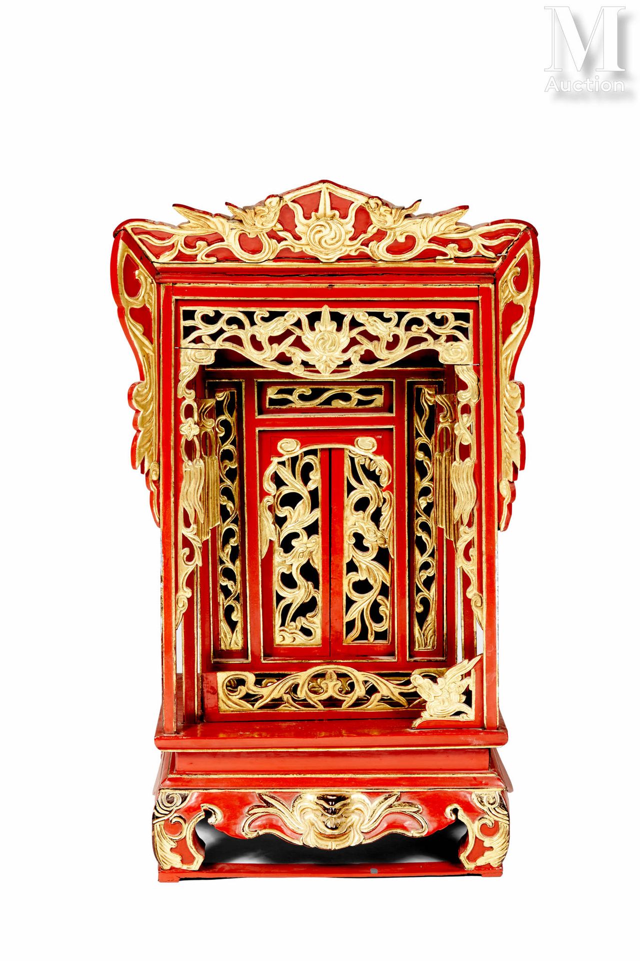 Ⓟ VIETNAM, XXe siècle Miniatur-Altar
in viereckiger Form, aus geschnitztem, durc&hellip;