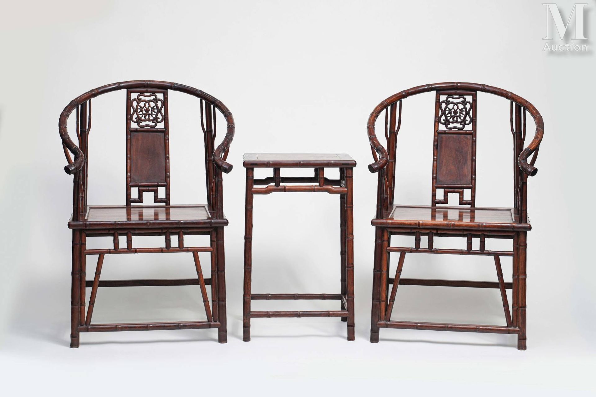 Ⓗ VIETNAM, XXe siècle Paire de fauteuils en Huanghuali
sculptés de formes imitan&hellip;
