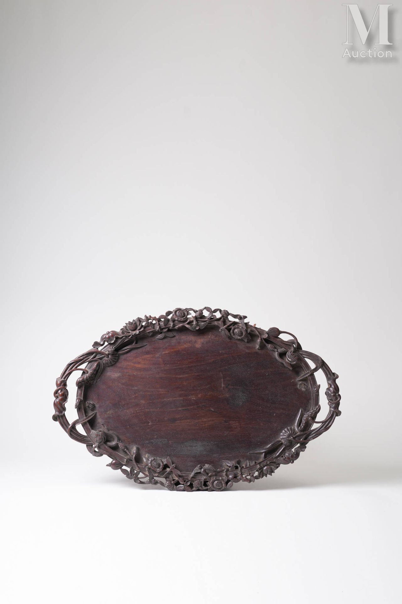 Ⓗ INDOCHINE, XXe siècle Ovales Tablett aus Holz
mit zwei Griffen, die Umrandung &hellip;