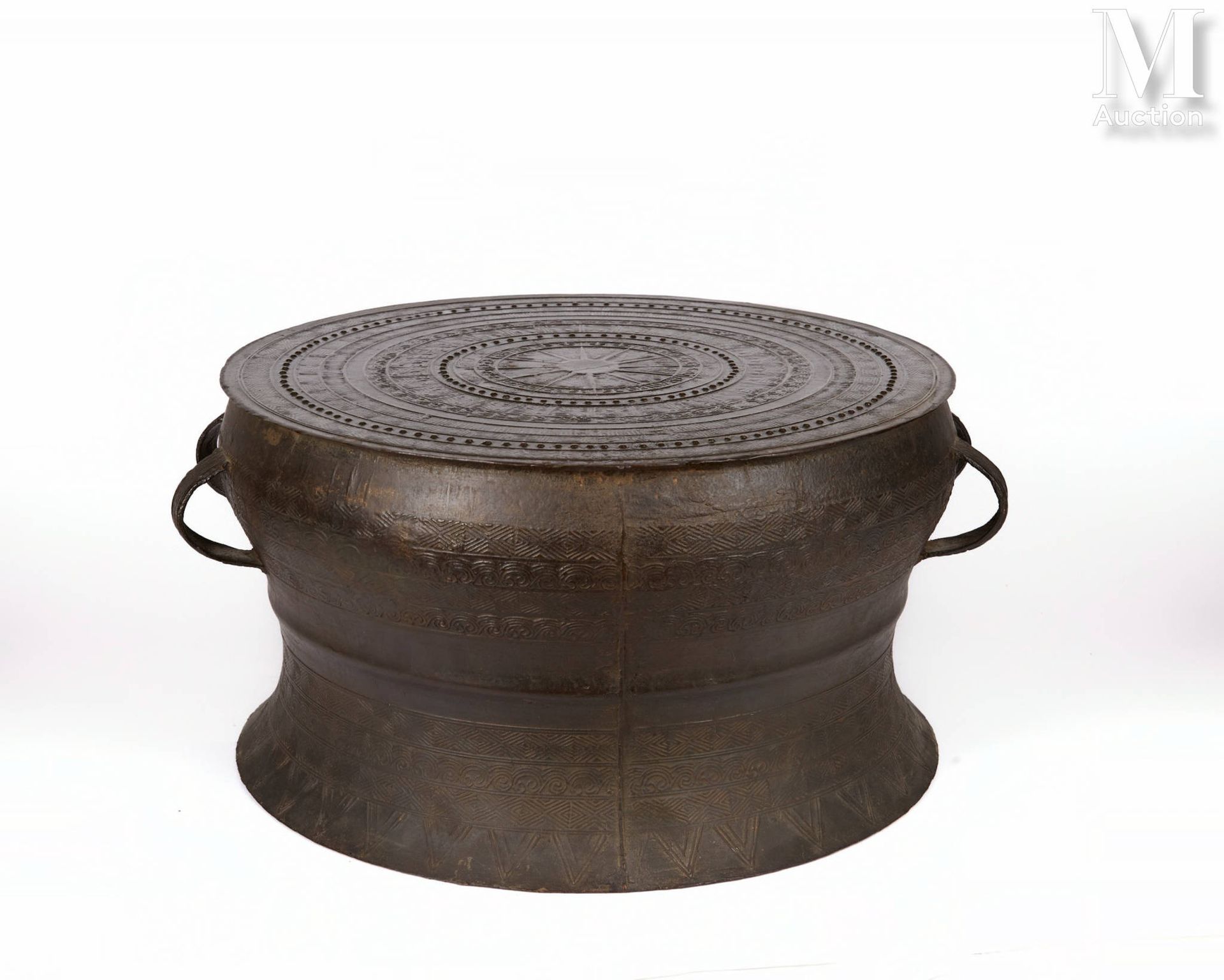 Ⓟ VIETNAM, XVIIe siècle Grand tambour de pluie en bronze
Reprenant les modèles d&hellip;