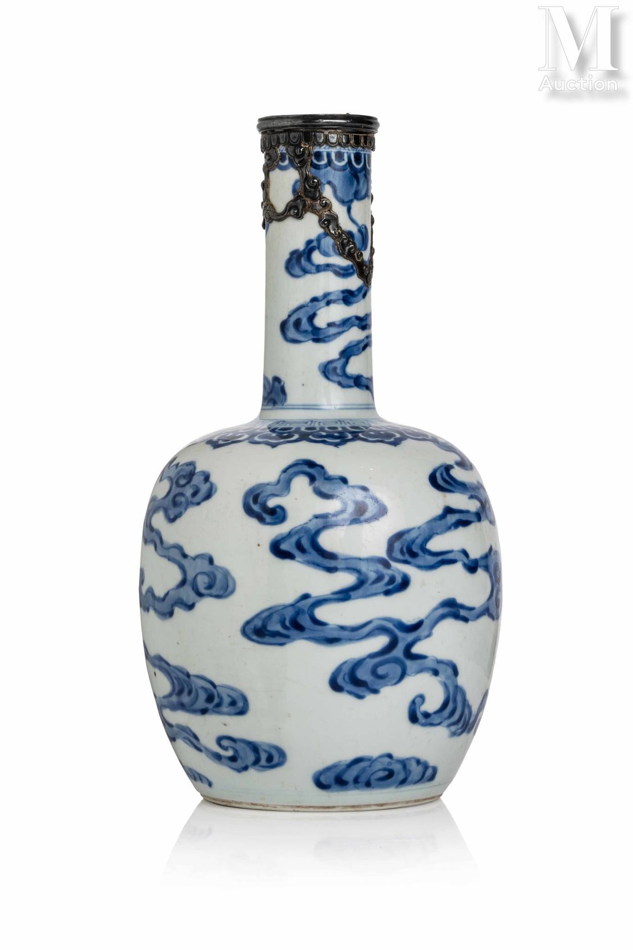 Ⓟ VIETNAM, XIXe siècle Vaso in porcellana "Bleu de Hue
A forma di bottiglia, con&hellip;