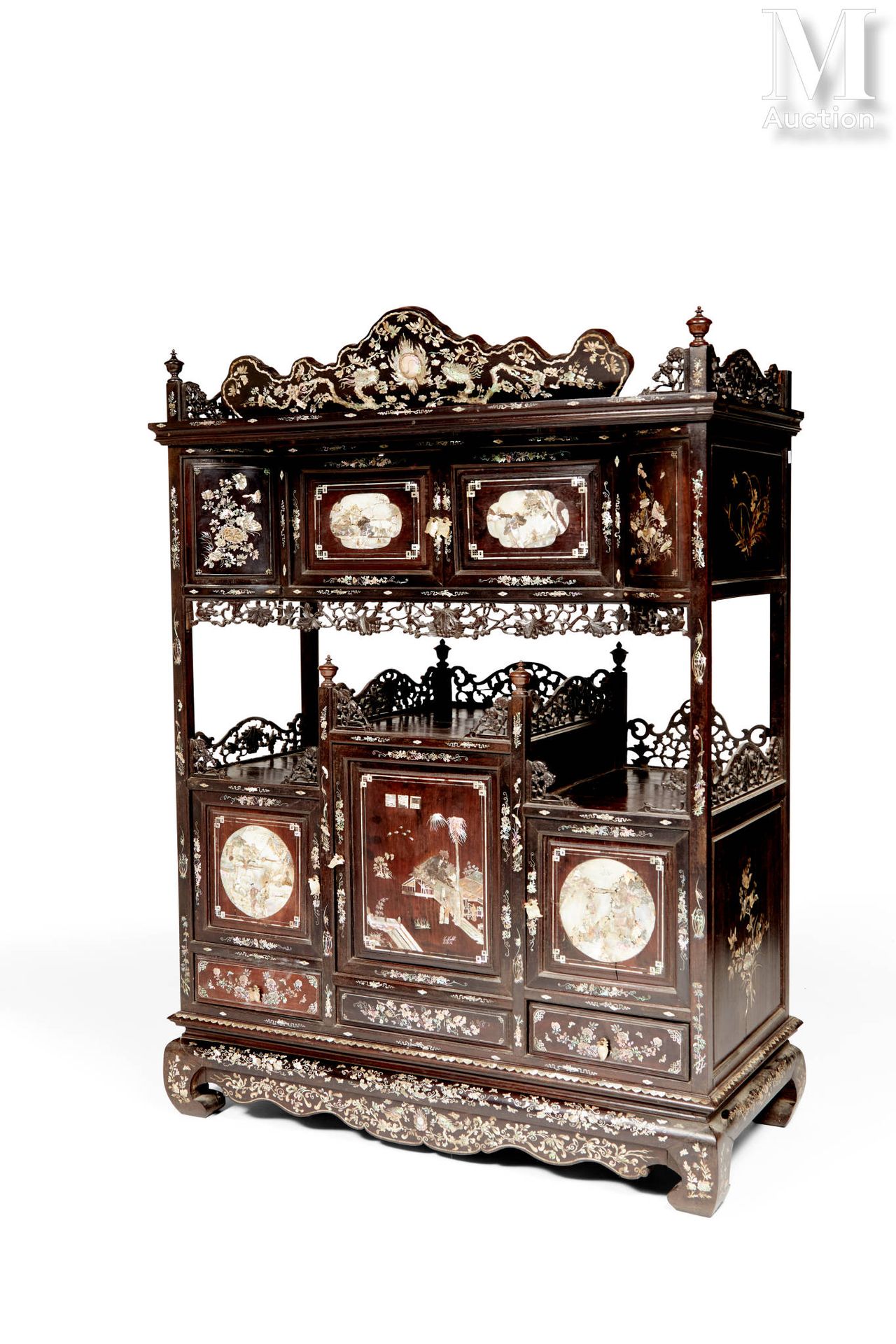 Ⓟ VIETNAM, XIXe siècle Grand meuble cabinet
En bois exotique sculpté, ouvrant à &hellip;