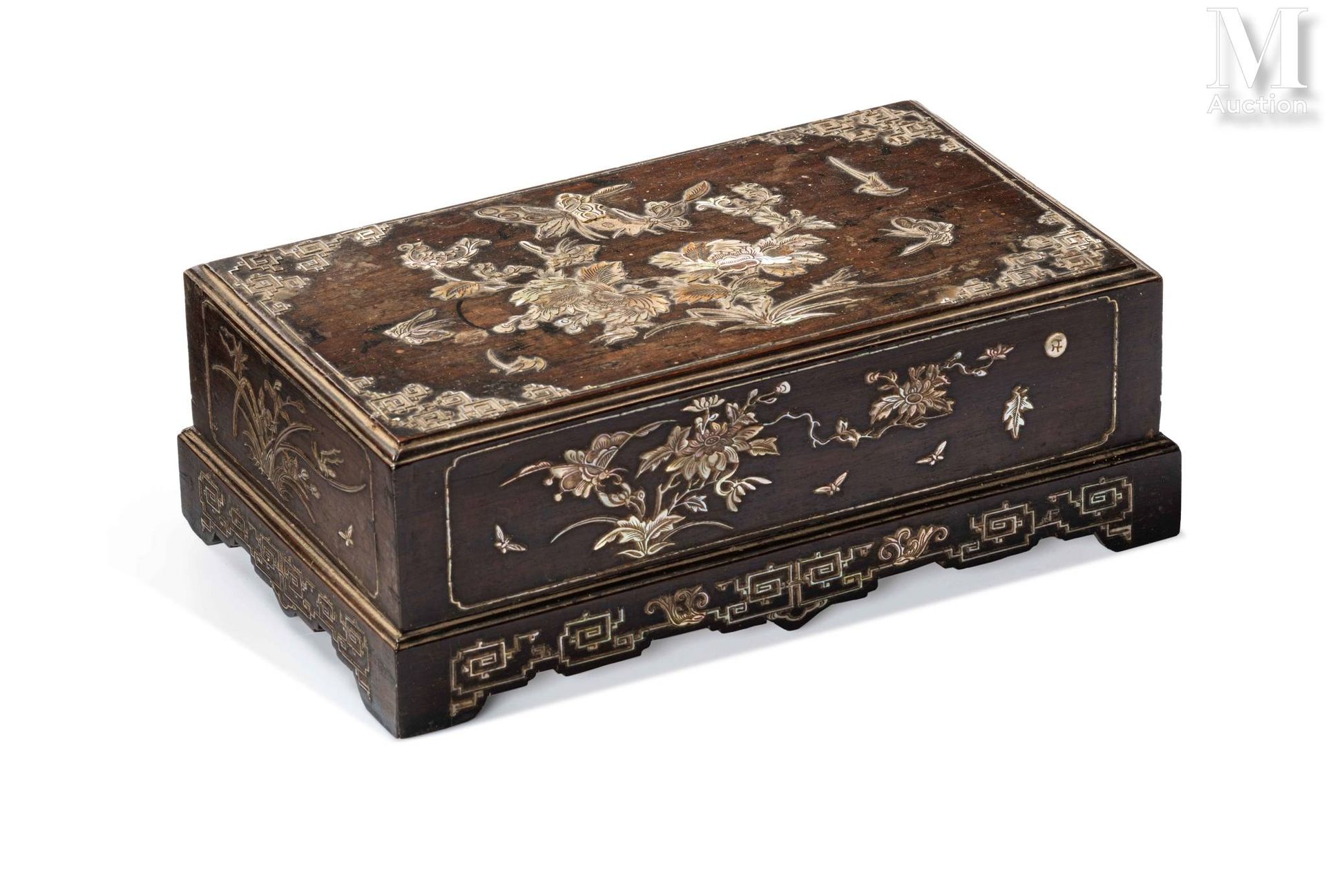 Ⓟ VIETNAM, XIXe siècle Coffret en bois
de forme rectangulaire, à décor en incrus&hellip;