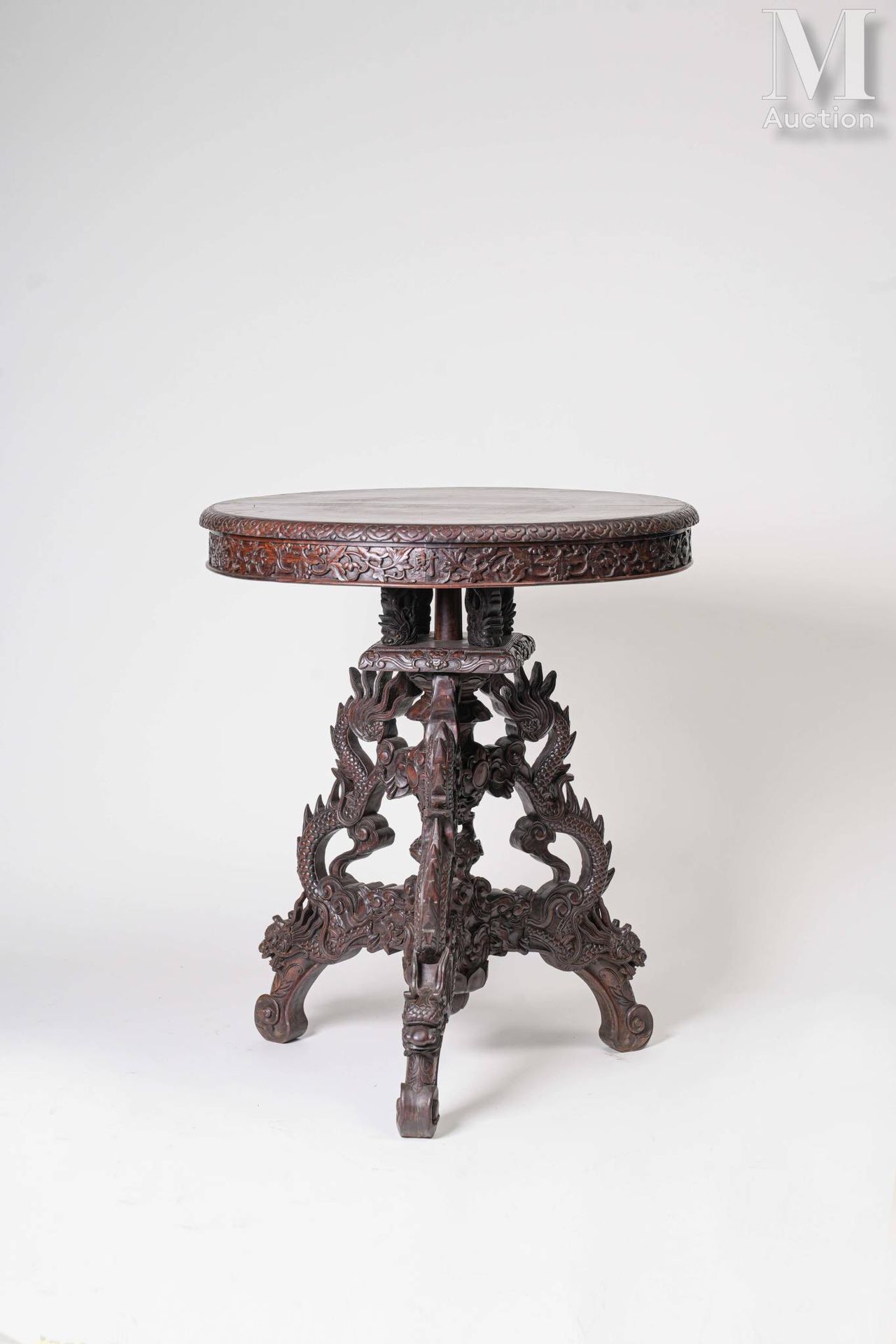 Ⓗ INDOCHINE, XXe siècle Tisch im Stil von Hué aus geschnitztem Holz.
Die Tischpl&hellip;