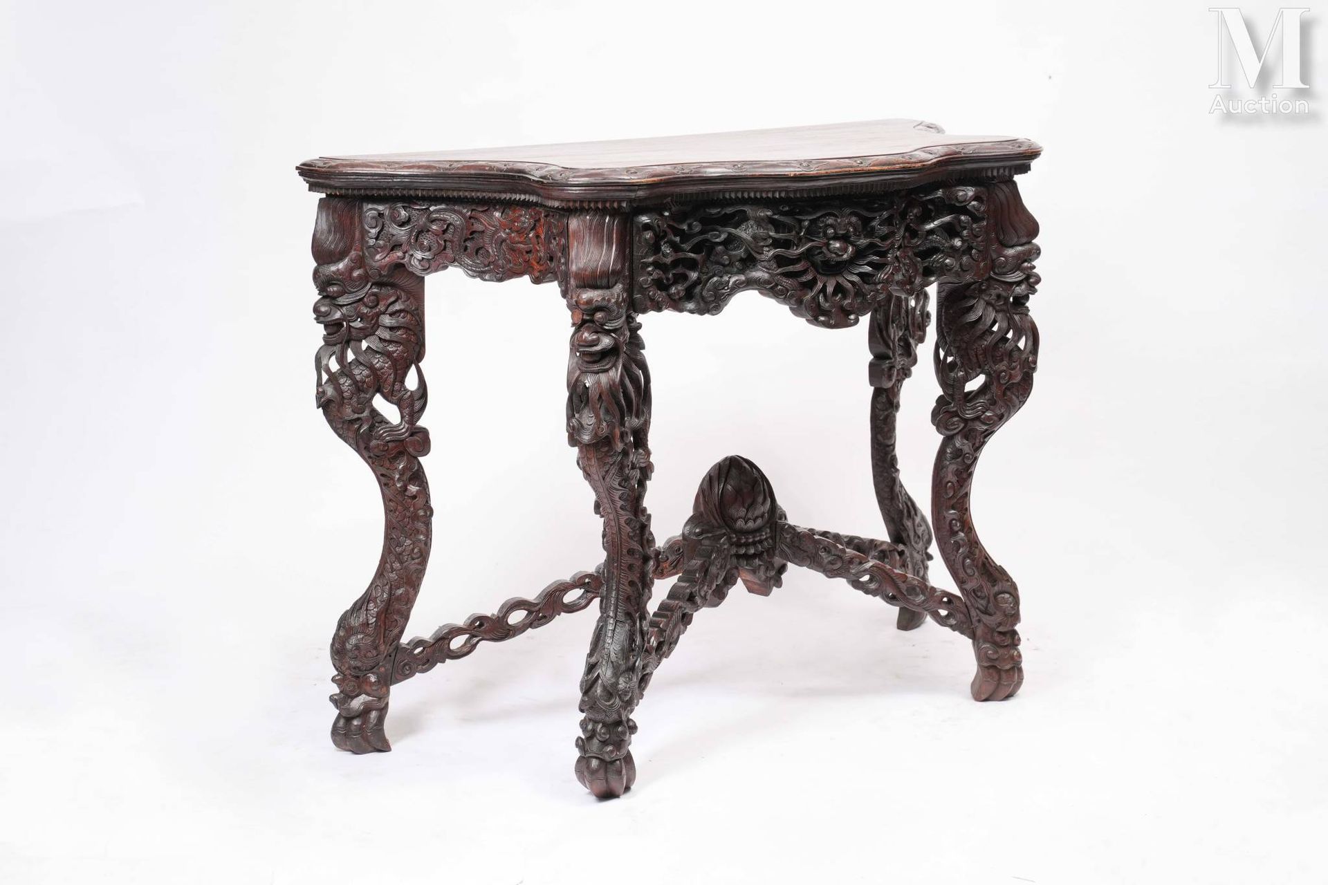 Ⓗ INDOCHINE, XIXe-XXe siècle Tisch im Hué-Stil aus geschnitztem Holz.
Die vier B&hellip;